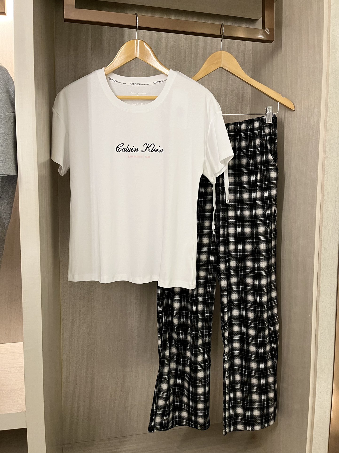 $188套。​🏠 CK 三色家居服套裝｜極致舒適之選 ☁️