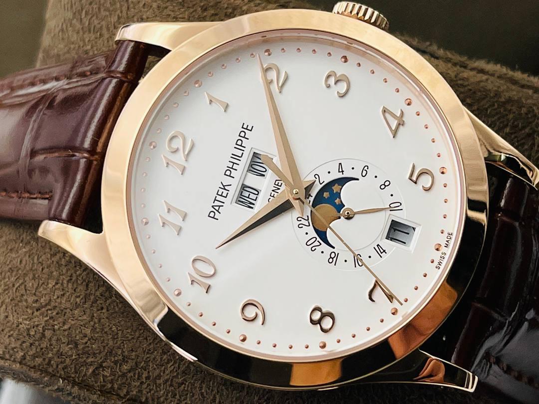 市场最高版本 百达.翡丽复杂功能计时5205G腕表！ 1⃣️历经两年不断对机芯进行改造与调试，一贯追求以原装工艺为目标！ 2⃣️直径38.5MM！ 3⃣️功能同原装一致，月相/星期/月份/日历！ 4⃣️字面为高难度双色渗透，非普通厂工艺！ 5⃣️蓝宝石玻璃镜面，表面镀多一层通透！ 6⃣️（技术突破)采用海鸥机芯改进为一体Cal.324S机芯！ 大小夹板均能做到完美倒角效果，并做镀铑加工。 7⃣️夹板采用瑞士进口宝石轴承点缀，色泽纯良，鲜艳自然。