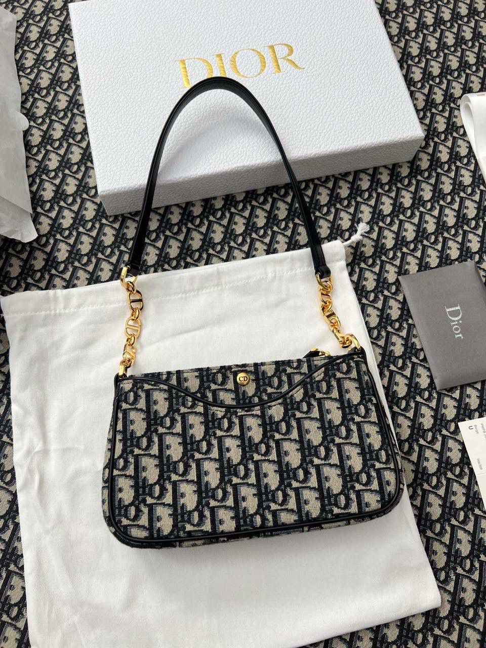 30 MONTAIGNE HOBO AVENUE👜✨ 尺寸：21 x 13 x 5 厘米 这款 Hobo Avenue 迷你手袋是二零二三秋季成衣系列新品，丰富了 30 Montaigne 系列，彰显复古魅力。 正面饰以同色调珐琅 CD 标志 宽大的隔层 2 个可拆卸小袋，其中一个设有 1 个拉链开合和 3 个卡槽 肩带链条部分采用同色调珐琅 CD 链环打造 配独家高定整套包装