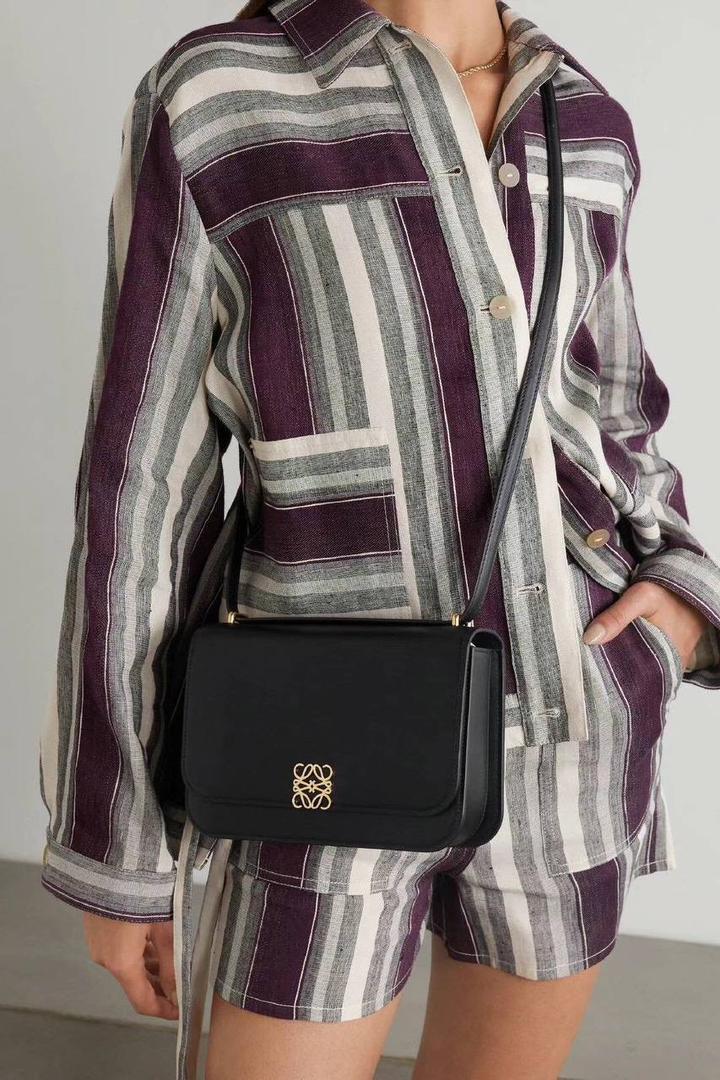 中号『 L0E💟WE GOYA 』 ⭐ 泫雅.周也.曾黎.虞书欣.宋茜.宋妍霏…众多明星同款哟～😘 ⭐能装，好搭，又不怕造 光滑丝绸牛皮革除了显高级外，上手如婴儿般肌肤娇嫩平滑，让你非常想保护她，呵护她呢～内饰细腻napa羊皮三隔层，贴心设计了暗扣和背面小侧袋，收纳方便➕安全感满分💯 ⭐灰常匹配当下的极简风，难得是拥有一大票靓丽颜色，无论是优雅知性，还是我们活泼开朗的小仙女们，都可以闭眼入啦！想凹造型？想上班通勤？怎么用怎么挑，都不会错^_^ 一句话，若🈶️此包，前者皆可抛！ 就算吃土也要买下呀呀呀～～ 中号尺寸：23-15-6.5CM 型号：012121黑色