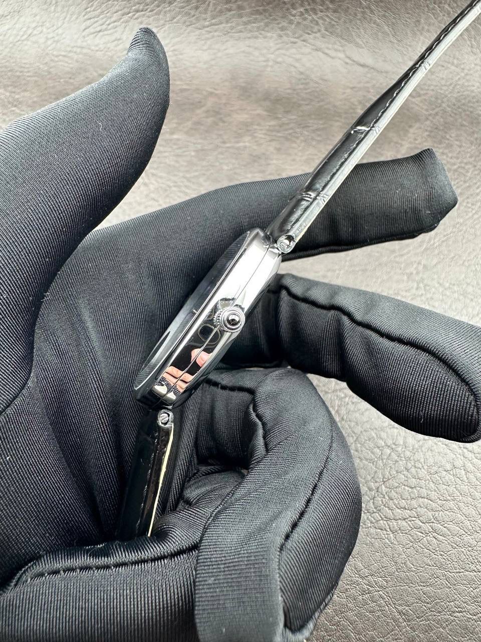 PP➕ Factory2025新品首发｜百达5738系列 68克配重版 复刻经典，更胜经典——GOLDEN ELLIPSE 黄金椭圆腕表重磅登场！ ✅ 黄金分割美学重塑：遵循1:1.6181经典比例，34.5MM×39.5MM椭圆表径搭配7.7MM纤薄厚度，复刻古典韵味与佩戴舒适度。 ✅ 316L精钢表壳：介于圆形与矩形之间的别致椭圆轮廓，还原原版线条张力，质感细腻出众。 ✅ 3D立体云贝母表盘：专属浮雕打印工艺，折射神秘深邃光泽，告别市面暗淡平庸款，上手自带高光。 ✅ 定制进口小牛皮表带：21X16尺寸对版原配，搭配同型椭圆表扣，与表壳设计遥相呼应，贴合手腕更显格调。 ✅ 9015精准机芯：走时稳定精准，兼顾实用性与耐用性，日常佩戴无压力。 PP➕不做“远观款”，只为呈现最接近原版的真实佩戴体验——从细节质感 to 上手触感，每一处都经得起近距离审视，让经典韵味在腕间完美延续！