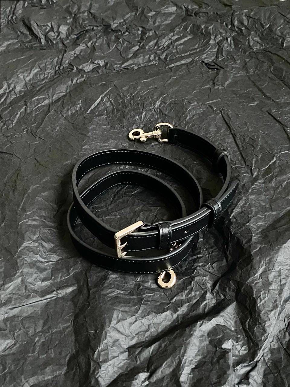 🈶粗花呢中号 𝗗𝗜𝗢𝗥 𝗯𝗼𝗼𝗸 𝘁𝗼𝘁𝗲24早春 去年12月入的原版开发面料 历经万苦反复调试好多遍，终于等到 工序繁琐多股线绣黑白粗花呢藤格纹理 真是一分钱一分货了，高成本低利润💰🥹 带着十分的诚意开发的这系列 那种低调高贵气质就很抓人，喜欢死了 我个人觉得比小香的花呢更年轻化 金色字母吊饰点缀恰到好处啊 也越来越多人爱背大包真正的无性别之分 可以背的大托特，简直不要太棒🤟🏻 36.5×28×17.5