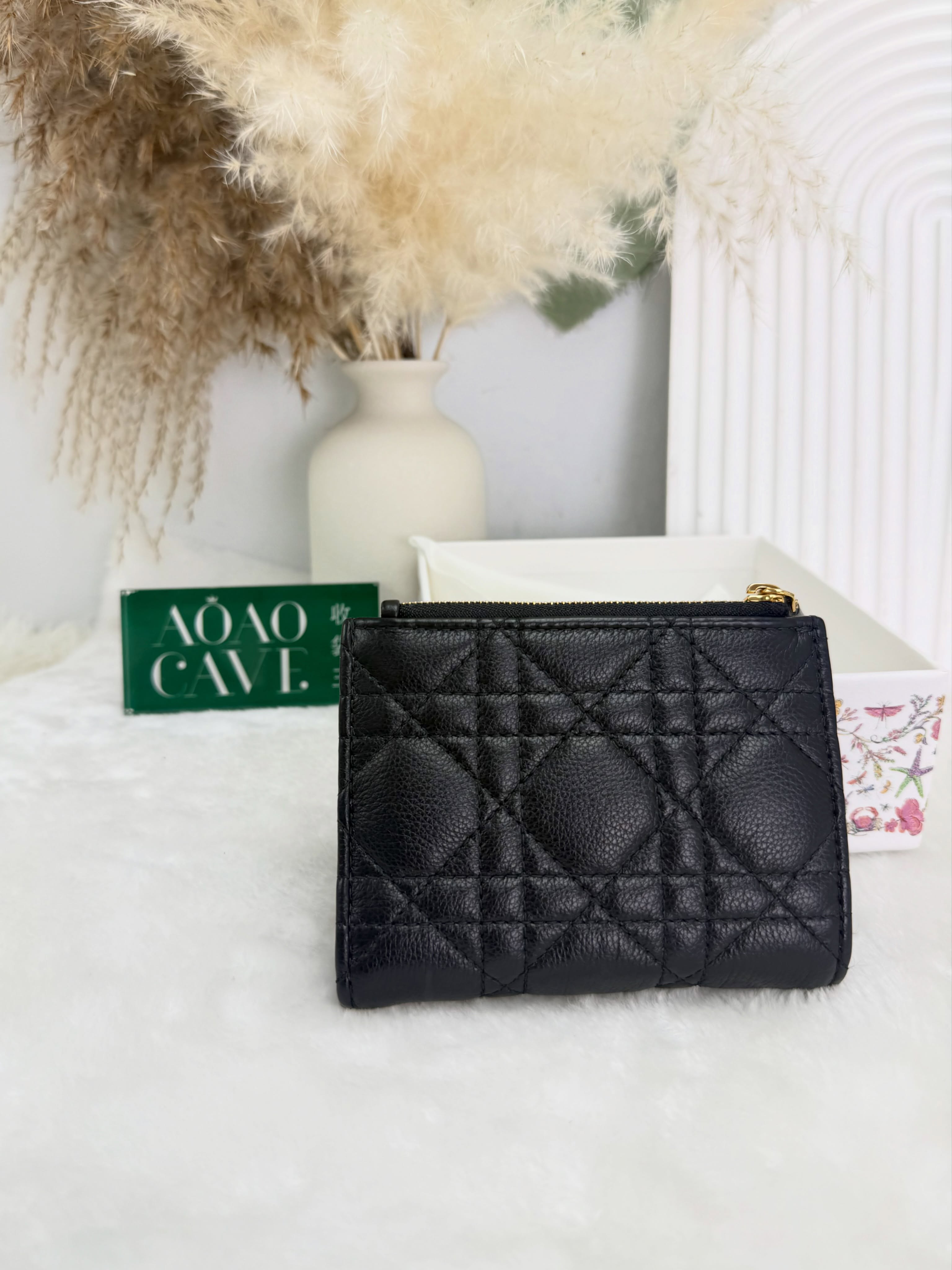 Dior💥閑置品✨黑色Caro Dahlia  藤格紋小牛皮 短銀包 有盒有塵袋🖤 