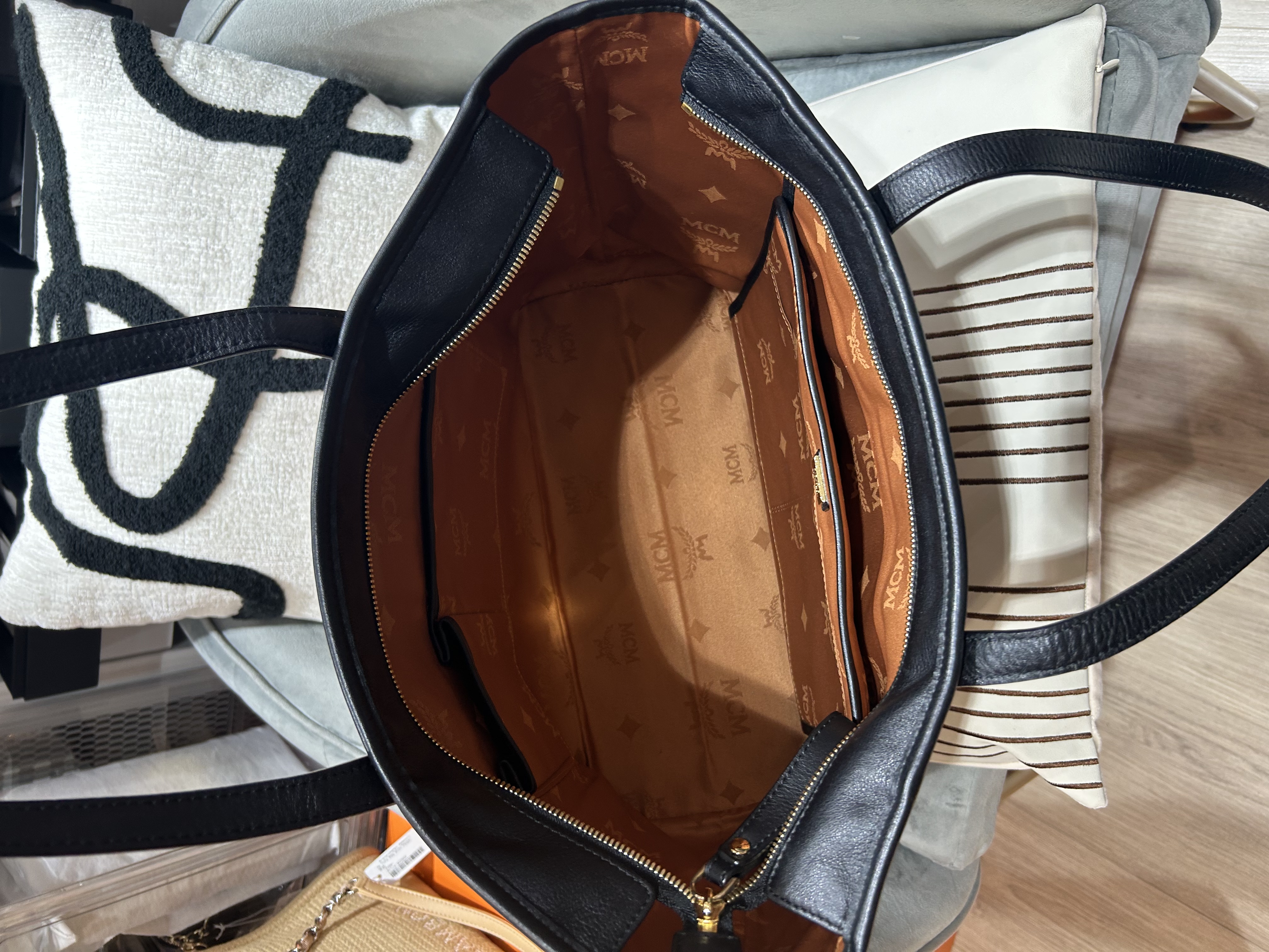 MCM Visetos Anya Top Zip Shopper Tote 100%Authentic, 95%new