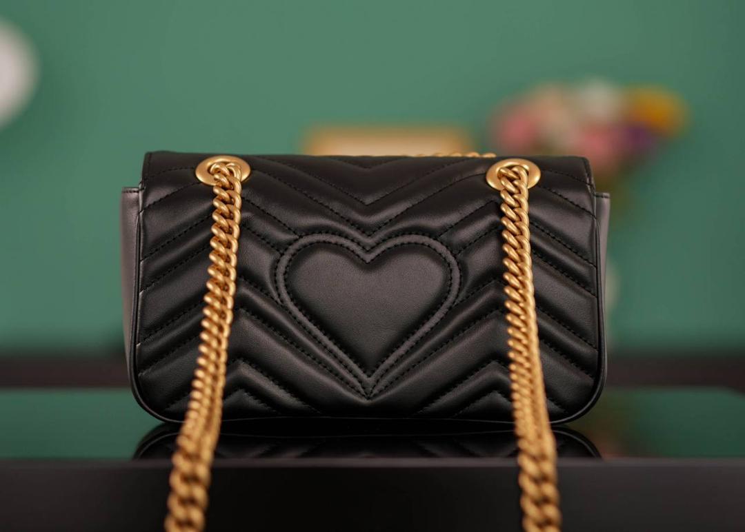 👜Marmont系列肩背包经典款 黑色 22cm💕 （原厂皮 全铜五金） 正品售价¥18.000 独家原厂皮发售 限量级别 GG家的经典款 黑金配色 经典洋气 耐看百搭 双Glogo 复古五金 波浪纹绗缝牛皮 质感高级 绝对是出街必备 简约且精致 一年四季都能背！ 实用率超级高~ 官方款号 446744 尺寸小号：22x13x6cm 尺寸大号：26x15x7cm