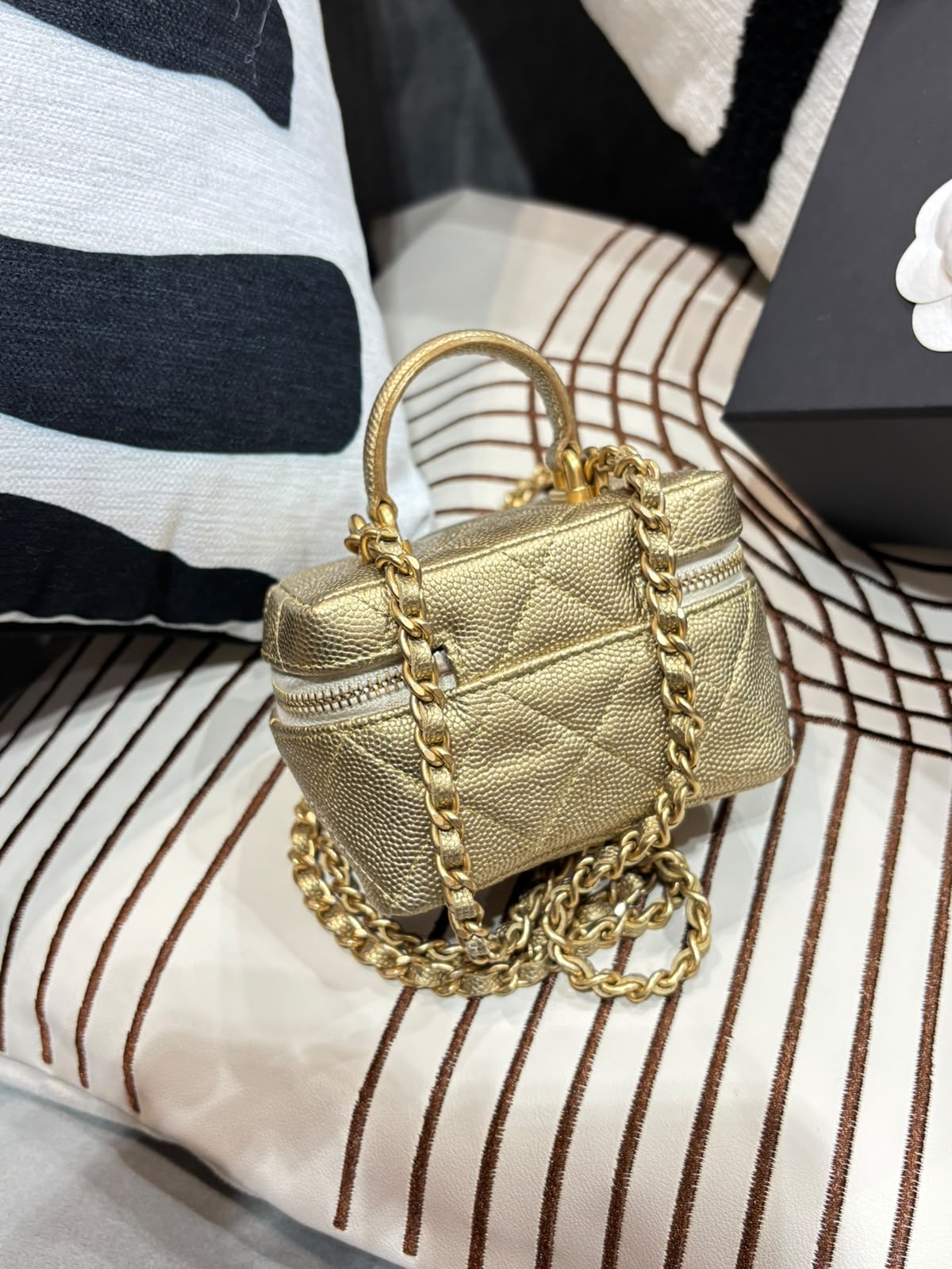 未使用品 Chanel mini vanity with handle 金色限量 100%Authentic ,Unused  ✅CARD✅dust bag✅BOX