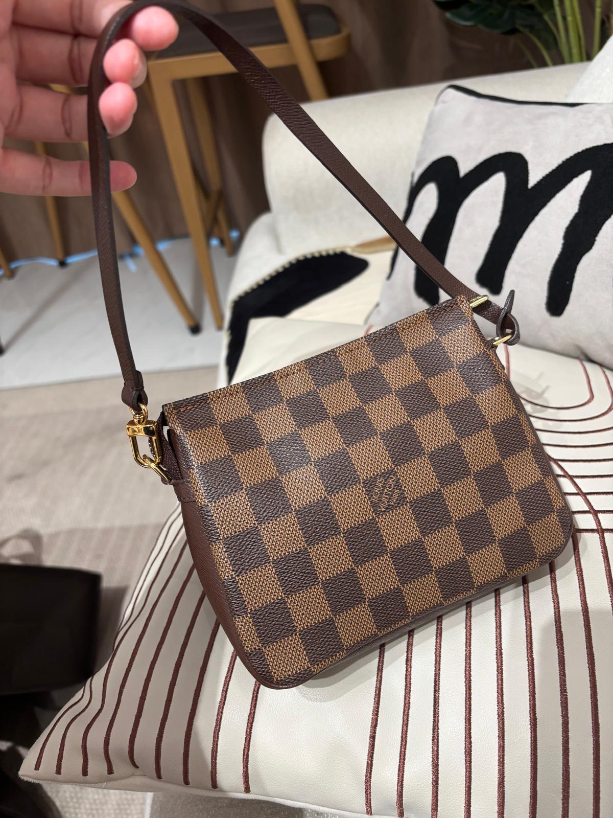 Lv Trousse Pochette zip pouch shoulder bag 100%Authentic, 95%new