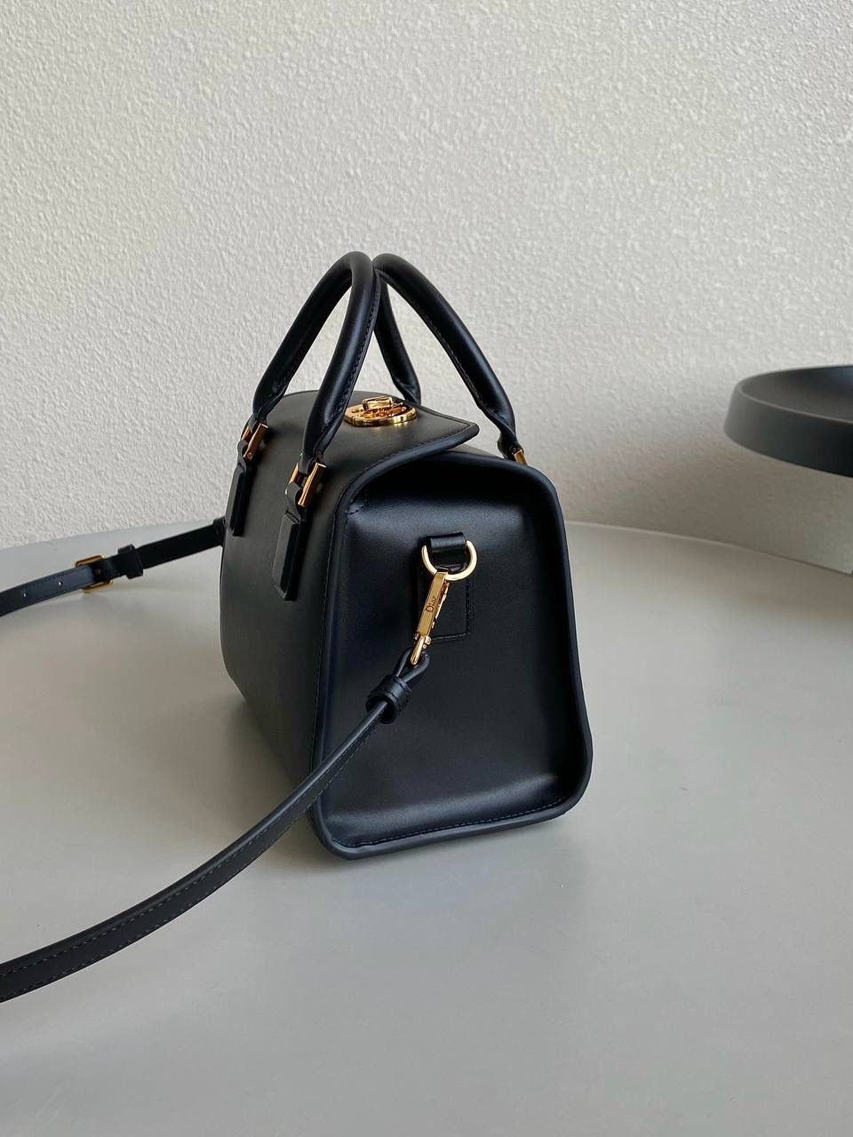 🈶全皮黑，小号 𝗗𝗜𝗢𝗥 23秋冬𝗕𝗼𝘀𝘁𝗼𝗻 手袋 复古波士顿回潮，高级怀旧格调 将摩登和优雅刻进骨子里了 不论包里塞满东西或空着、半满 廓形都依然硬挺，不拘泥干脆利落 双重翻盖CD开合，可手拎可斜挎 在当下追赶不完的时髦潮流 我更偏爱这只小可爱，秋冬绝搭 20×12.5×16.2cm，7503m