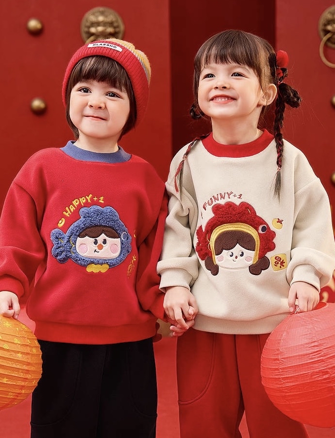 部分現貨🧨新年款預訂🧨兩色年年有魚卡通毛毛刺繡貼花抓絨衛衣