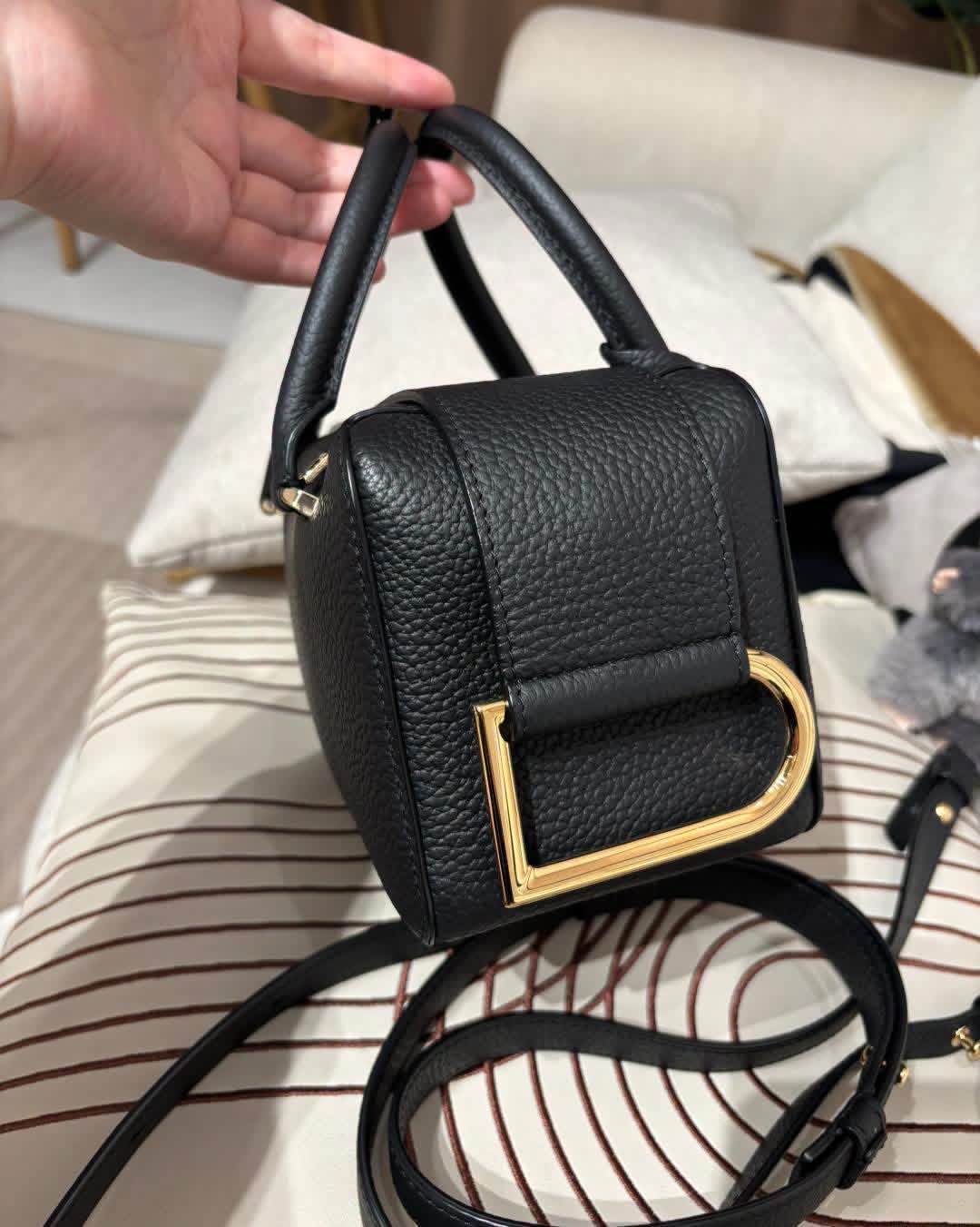 Delvaux Cool Box Mini Taurillon Soft Black  100%Authentic, 99%New ✅收據✅Dust bag