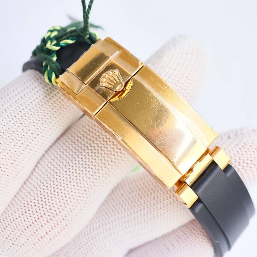 clean/C厂 震撼发布🌍 大特点: 1⃣️clean厂7750机芯厚度按2024年最新表为12.4mm，市场唯一版本7750厚度做到和正品一致。 2⃣️采用7750一体机芯，质量媲美4130机芯 3⃣️钢带表壳均采用德国进口904L精钢 ，无惧任何机构性检测 4⃣️表壳采用（原装2022）最新版加工，更新底盖抛光亮面尺寸和牙边的弧度。 5⃣️胶带表扣采用与原装一致的可折叠式扣，胶带款根据不同人群方便佩戴，均加配一副胶带 🎮 6⃣️表针采用Buff工厂再度升级，三枚小秒针和大秒针，均按照单支定做且实心针套，针帽呈现蘑菇圆头状。 7⃣️采用C陶瓷圈，再升级镀铂金膜字保持不变色，且更新字体粗细。 8⃣️刻度字钉每粒独立CNC雕刻而成，每粒手工打磨边缘。夜光采用瑞士夜光粉与正品无色差。最终效果是市场最接近原版发光视觉。 9⃣️玻璃突出的高度与2022版原装一致，区别与市场其他版本（平玻，一眼假）的效果！采用全通透蓝宝石，边缘小R边视觉。只有clean厂的丹东7750版本细节做工与大厂一致，与正品一致。大厂品质！