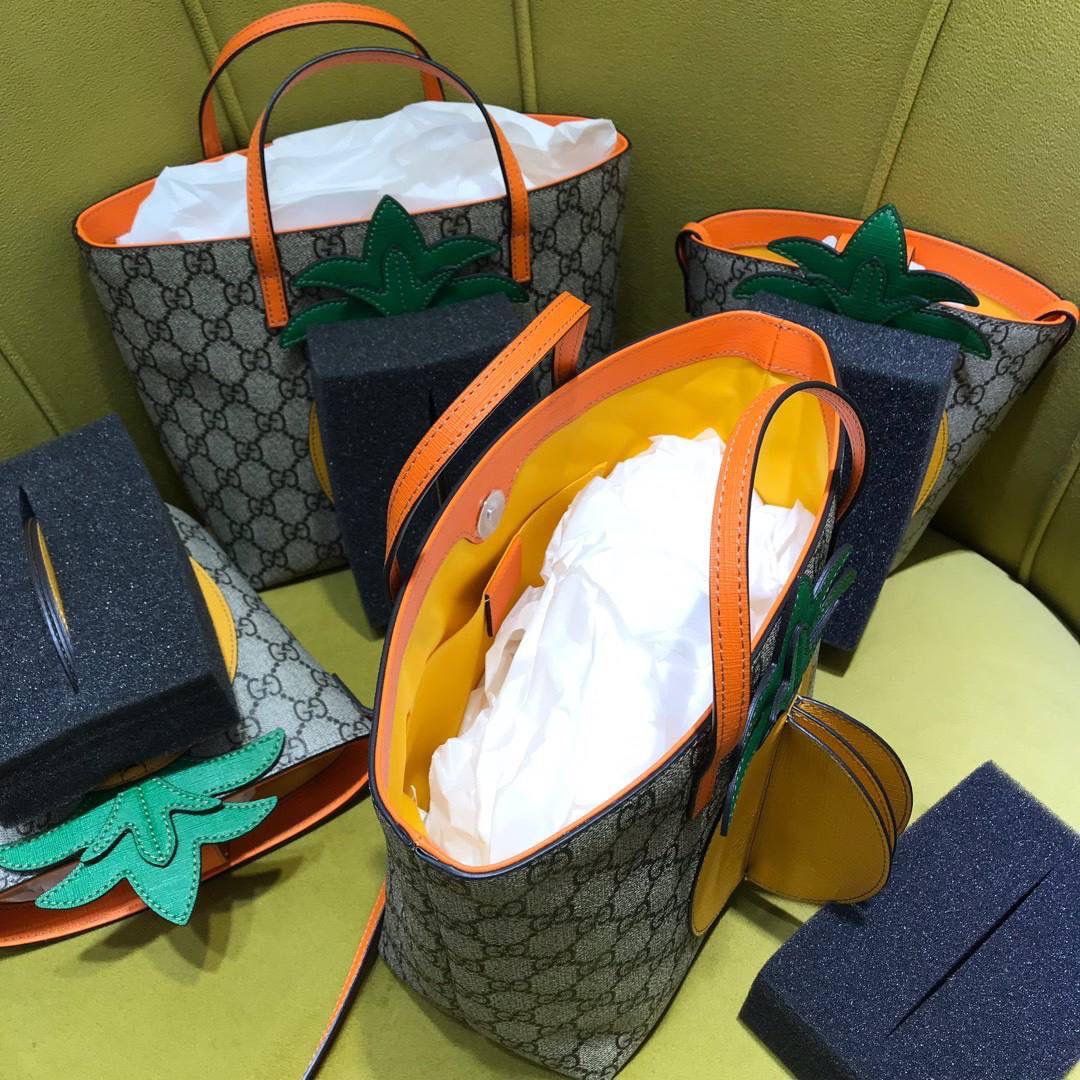 🔥𝙂𝙪𝙘𝙘𝙞原厂菠萝包 这款儿童菠萝包依旧很火，高颜值的搭配，很多小姐姐看到它都是毫无抵抗力～敲可爱！ 大菠萝：580840 尺寸：21*20*10cm