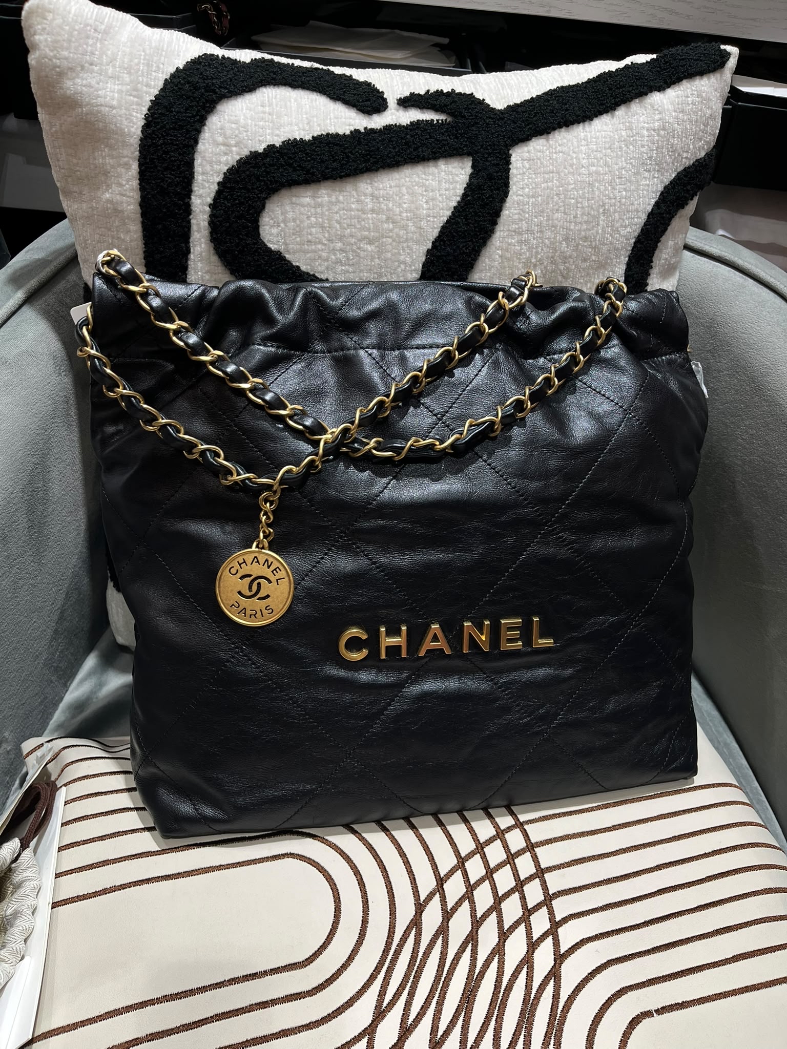 Chanel 22 Small AS3260 黑色牛皮，金鏈100%Authentic, 98%New ✅晶片✅Dust bag✅Pouch