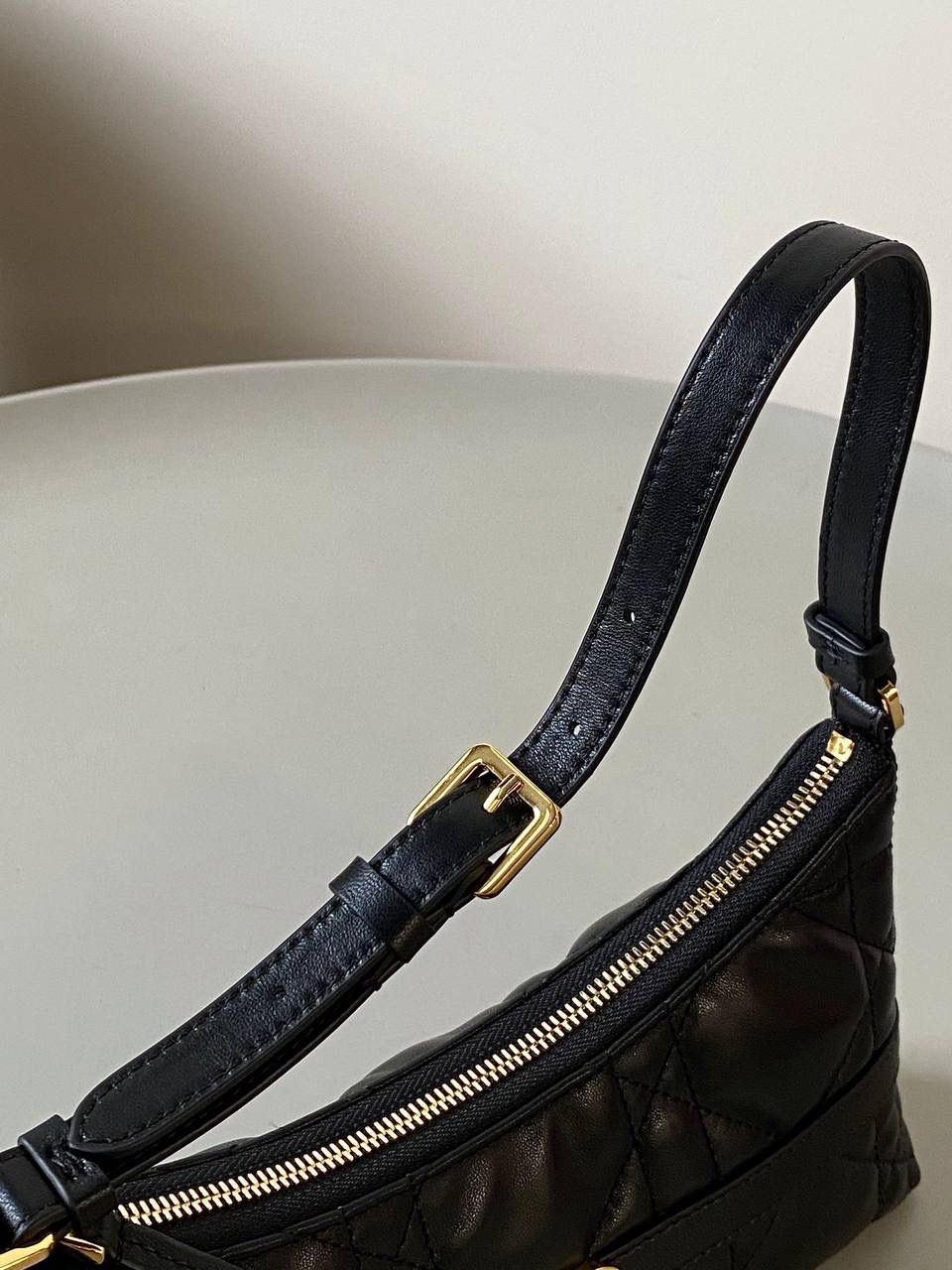 🈶黑色 𝐃𝐢𝐨𝐫 𝐦𝐢𝐬𝐬 𝐜𝐚𝐫𝐨水饺包 喜欢腋下包的有福啦！ miss caro系列的这款迷你单肩包 性价比极高，线条自然流畅 看着虽小，但装promax还绰绰有余 很适合日常出门、通勤、出游、轻装上阵 极尽优雅！ 23×13×6cm #💰118005m