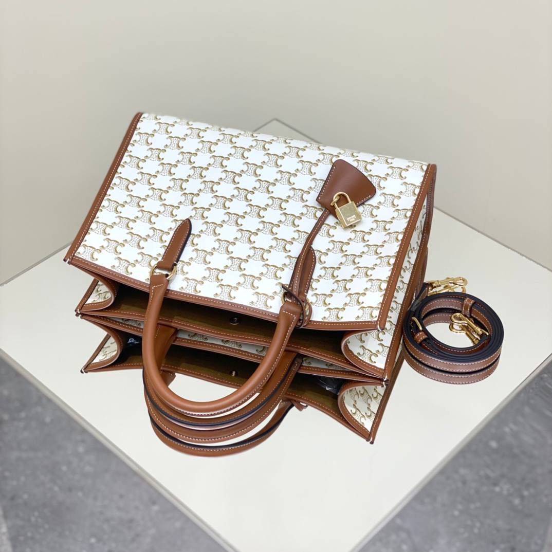 🔥大货实拍图 𝗖𝗘𝗟𝗜𝗡𝗘 ♥ 𝗖𝗔𝗕𝗔𝗦 𝗧𝗢𝗧𝗘小号 型号：199742 尺寸：35*22*7cm 适合通勤以及日常背，百搭耐看型选手，盲冲不出错😍💕