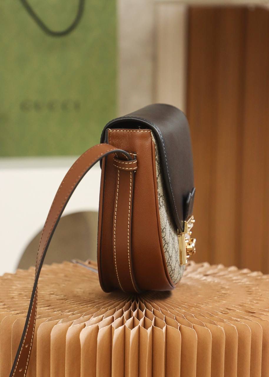 新配色𝟏𝟗𝟓𝟓 小号系列 #602204#原厂皮 YY# 🔷尺寸：25*18*8cm 超人气的𝑯𝒐𝒓𝒔𝒆𝒃𝒊𝒕马衔扣复古系列，这一季的新配色 米灰色搭配神秘蓝，把当红王炸款 马鞍包再次推上新的颜值高度。经典元素自带的复古路线，搭配上新配色， 不仅复古感十足，还时髦感十足， 简直就是复古与现代时尚的新碰撞💥一直被称为“必备单品”实力推荐这只新配色！颜值一眼深得人心！