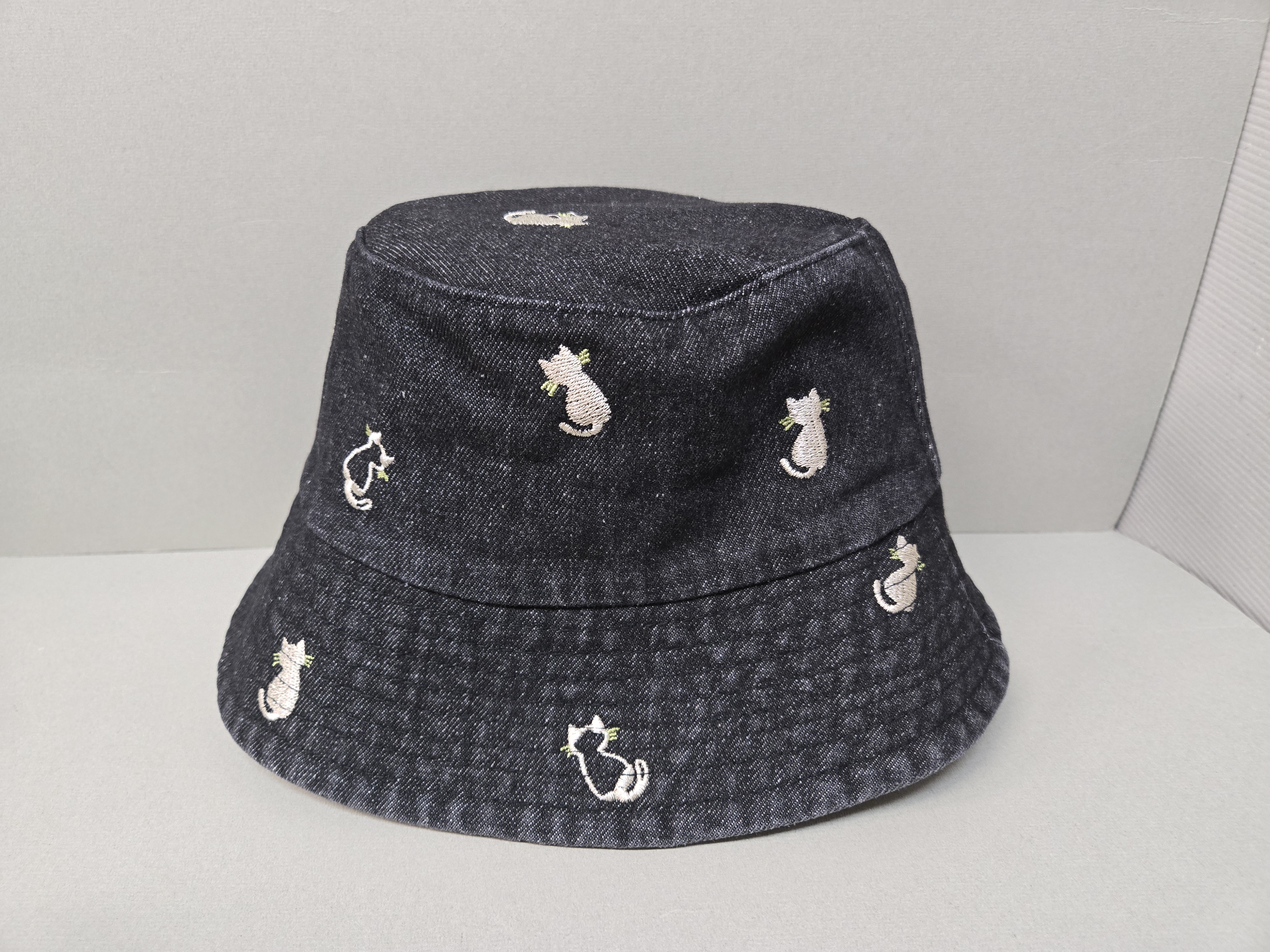 黑色刺繡白貓咪帽