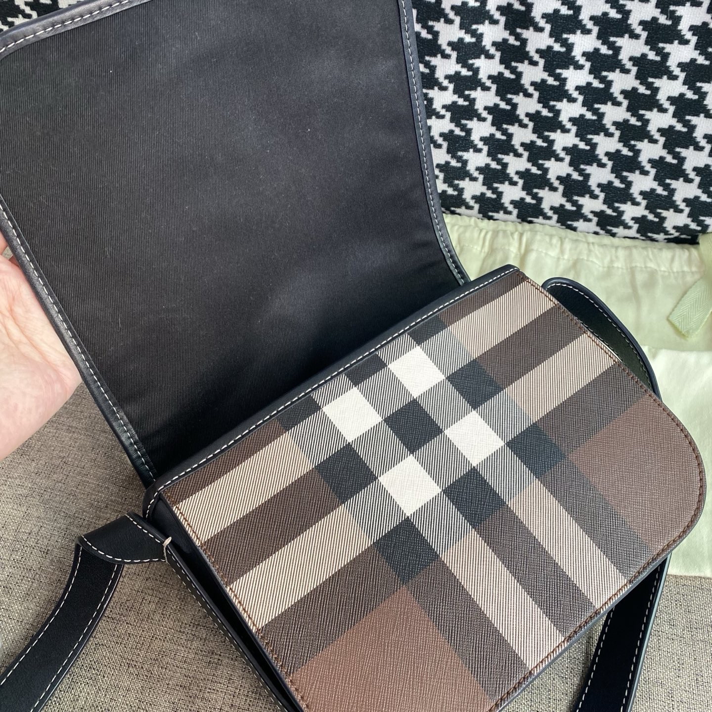 【預訂貨品】Burberry經典格紋郵差包 