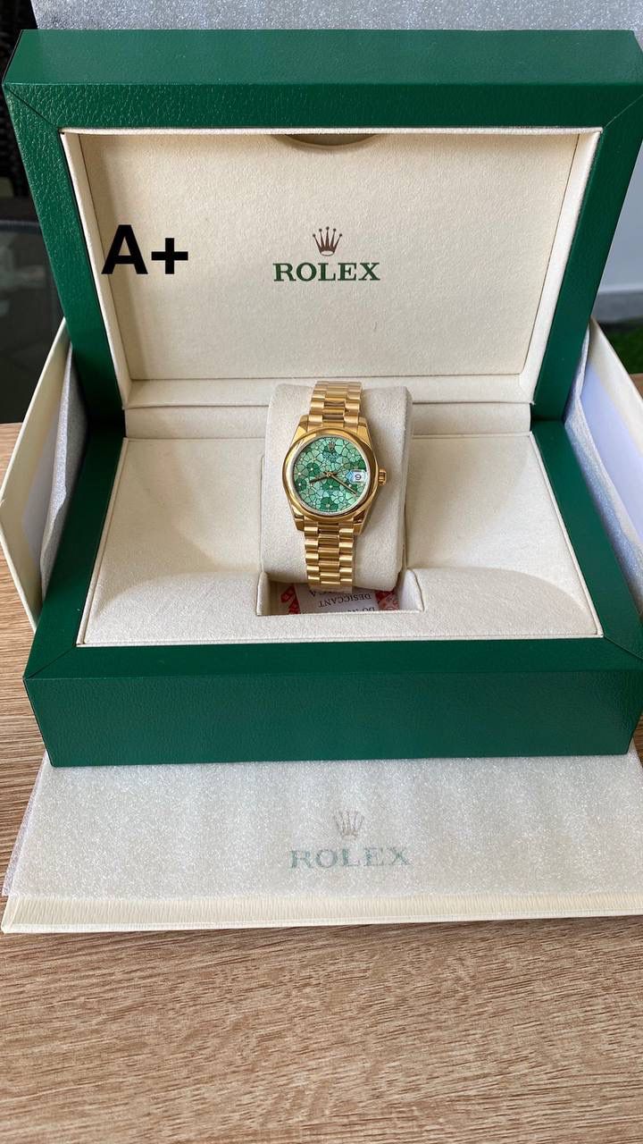 劳力士Rolex女款蚝式日志型腕表31mm 到货 实拍，花朵盘面款型号，所见即所得 原装开模，一比一制作，组件都按照原装逐一复制，配件均可与原装互换。 一表一卡一码 ✨ 表扣类型：隐蔽式摺叠皇冠带扣。 实心精钢材质！ 【表壳】尺寸31mm ，一体成型中层表壳，旋入式底盖及上链表冠； 旋入式结构：双扣锁双重防水系统，旋紧于表壳，使得更加防水。 【镜面】采用蓝宝石防刮损蓝水晶，小窗凸透镜放大日历镀蓝膜。 【表盘】：各色泽逐个调节色泽实现零色差区别，打磨字钉，顶级瑞士超强冰蓝色夜光，底纹细腻，颜色对版; 原版日历字体，原版指针及秒针轴一致 【机芯】采用最稳定的丹东2824机芯为基础，改装同步原版2236机芯一致原版日历字体 （1/31日期）个个正中，一体成型，不会出现卡日历状况。同时也提供：【纯进口全新瑞士SW -200机芯配置选择】，其性能同步原装一样出色，精准恒久，更佳稳稳妥妥，实现真正几乎零返修！