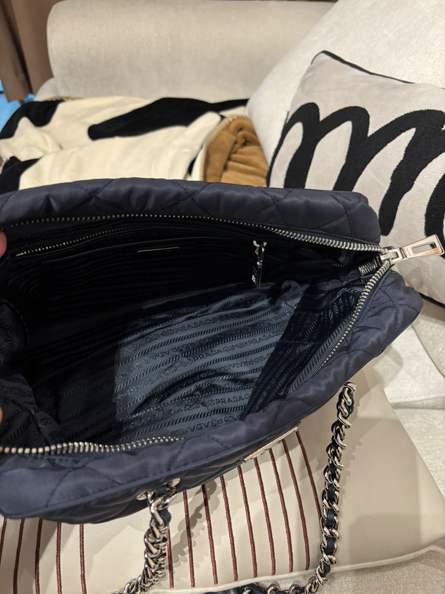 PRADA nylon shoulder  bag navy 100%Authentic, 95%new ✅Dust bag