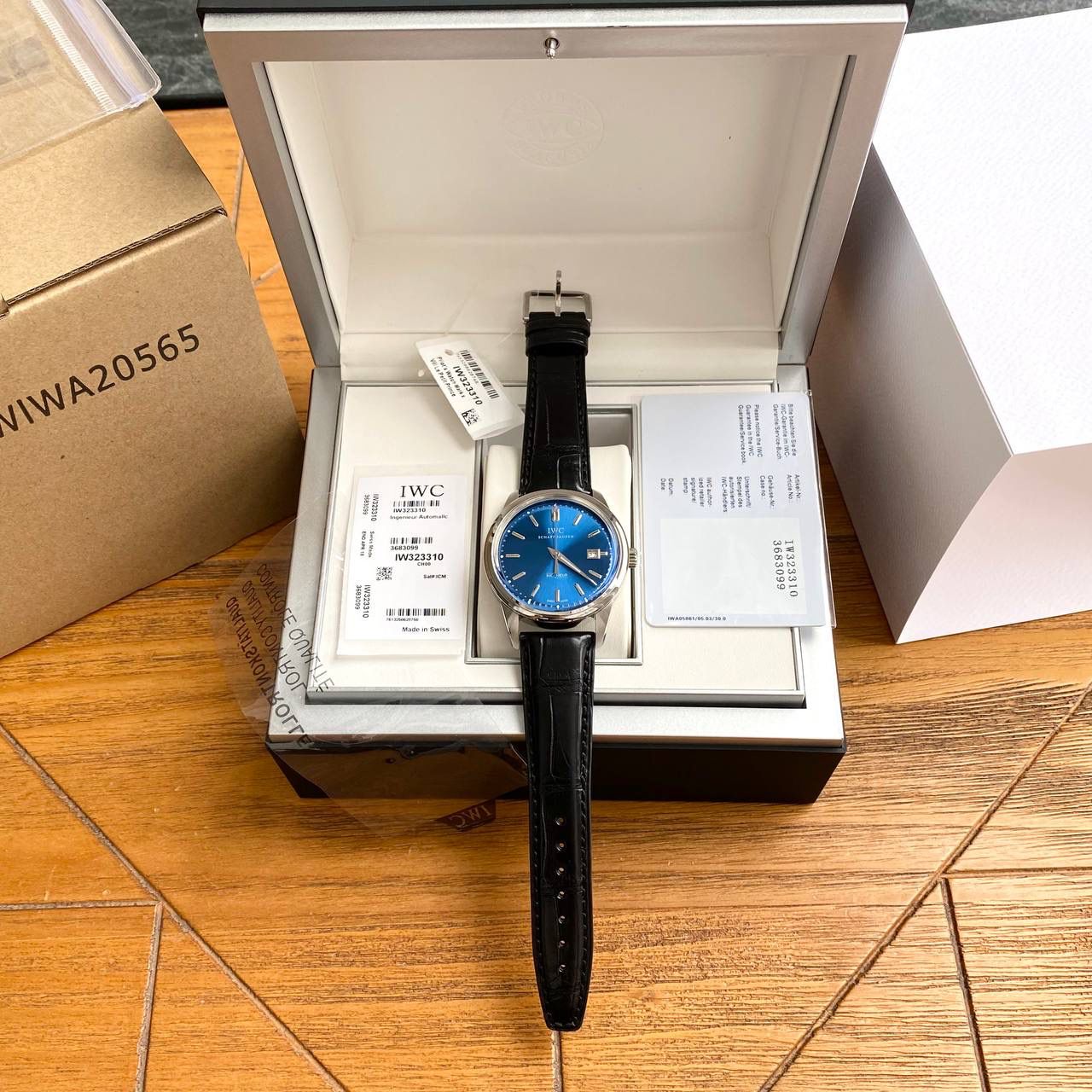 型号IW323310 IWC万国表复刻版系列工程师自动腕表，继续彰显运动精神。工程师「劳伦斯体育公益基金会版」自动腕表采用精钢表壳及醒目的蓝色表盘42.5mm表径！表盘沿用标志性的蓝色调，犹如一座希望的灯塔，指引美好的未来。 配备比勒顿上链系统，日期显示，表底镌刻7个年轻人在一起踢足球的「Time for Unity」绘画作品。精钢款式 搭配黑色鳄鱼皮表带。表蒙采用的是成本超高，工艺极其复杂的蓝宝石窝盖玻璃！搭载原装瑞士进口ETA-2824机芯！专柜限量1000只！