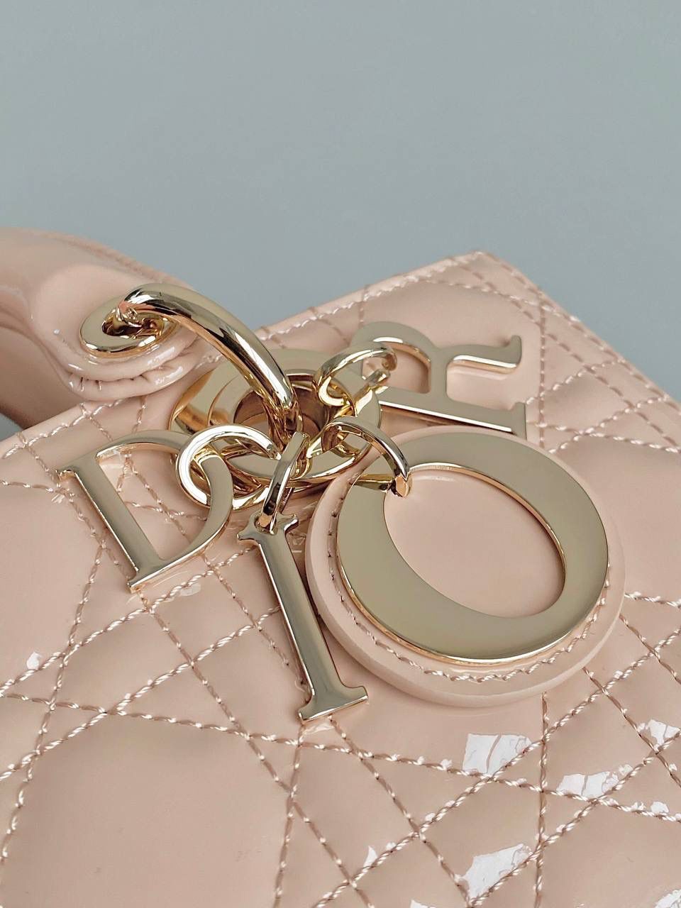 沙粉💗 𝗗𝗶𝗼𝗿 𝗗-𝗝𝗼𝘆 𝗯𝗮𝗴漆皮款，新色 时尚果然就是轮回，回归了一把中古戴妃 长方包形，短链条➕细长肩带直接封神！！ 复古时髦感超强，真是什么场合都可以把住 绝对是lady中的天花板了，强势出圈啦姐妹们🌟🎀 中号/小号都🈶‼️