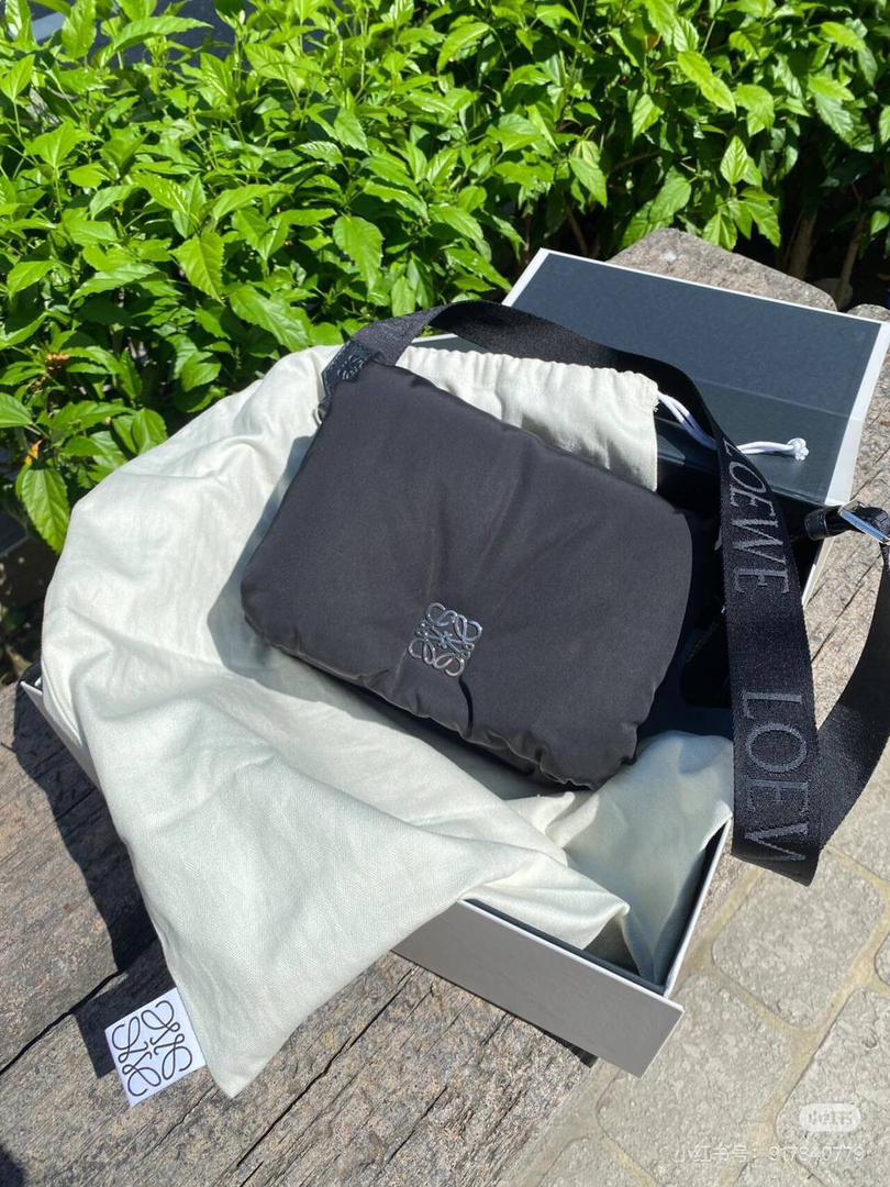 🎈尼龙𝗣𝘂𝗳𝗳𝗲𝗿 𝗚𝗼𝘆𝗮 ➖【邮差包黑色】 尺寸：𝟑𝟎-𝟏𝟎-𝟐𝟎.𝟓𝐜𝐦 编码：012124 该款邮差包外部由丝滑尼龙材质制成，内里搭配进口纳帕小羊皮，正面饰品牌标志性Logo，容量大😍 搭配一条可拆卸可调节的刺绣宽肩带，可肩带或者斜挎，磁扣开合，内部拉链口袋😎