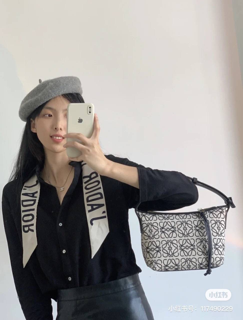 * 𝘊𝘶𝘣𝘪 𝘈𝘯𝘢𝘨𝘳𝘢𝘮 提花布手袋✌️ 小号尺寸:21-12-17cm（顶部宽处25cm） 编码:652104黑白/布 包包面料挺括度适中，没有固定形状 ，背上出门慵懒氛围感十足😘，肩带可以调节，伸缩至腋下背，单肩，手拎皆可