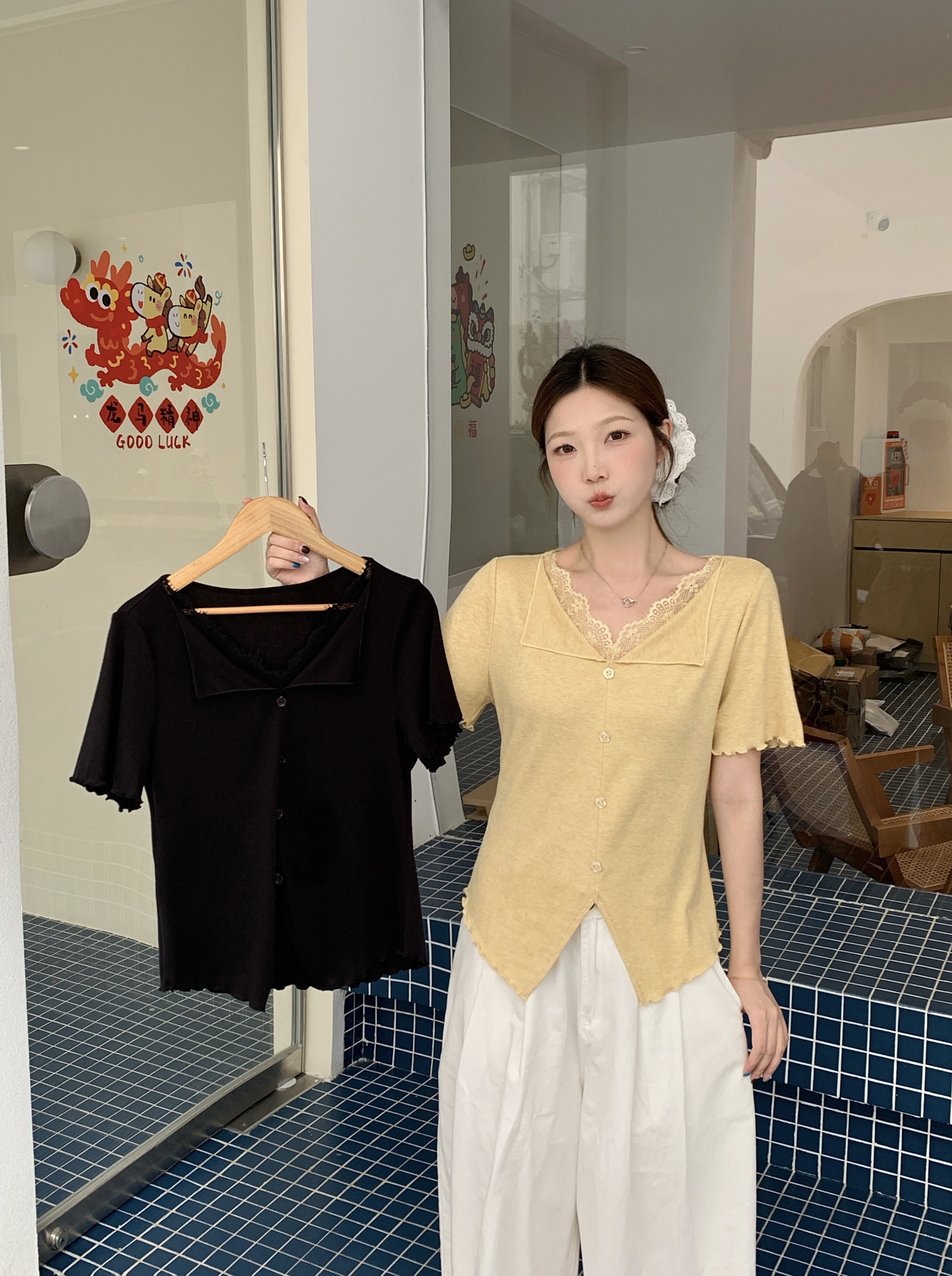 B103(81027) 韩系V型翻领边拼蕾丝花边木耳边袖与下摆开角黑黄上衣