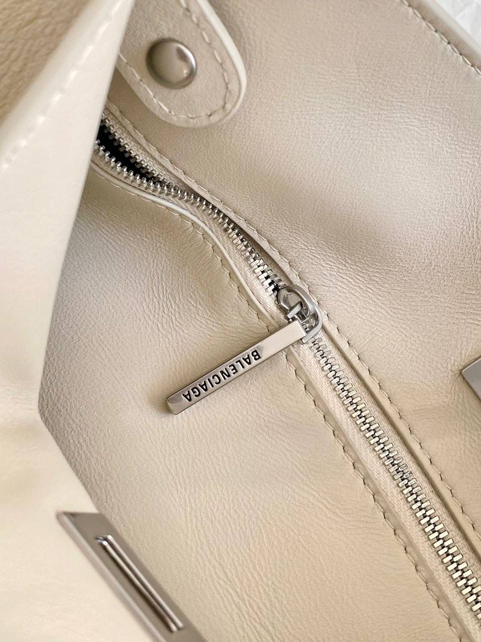 爆款🔥 ba1enciaga bel air 腋下包小号 奶白色🍼 beiair➕rodeo，大热当道 一整个系列都火爆了，一只比一只热门 半定型的水桶包超有态度 它的皮是有点厚度又软乎的 所以整个包都散发着慵懒和不羁的感觉 而且设计元素不拖沓繁琐 完全可以无脑搭配 现在的通勤人员也是吃得太好了吧 能有这么时髦的托特包来背！ 什么电脑水杯统统往里扔就对了 肩带可长可短，腋下背斜挎背都ok 两个尺寸任君选择，果断冲！！ 29.9×19.8×17cm810680m