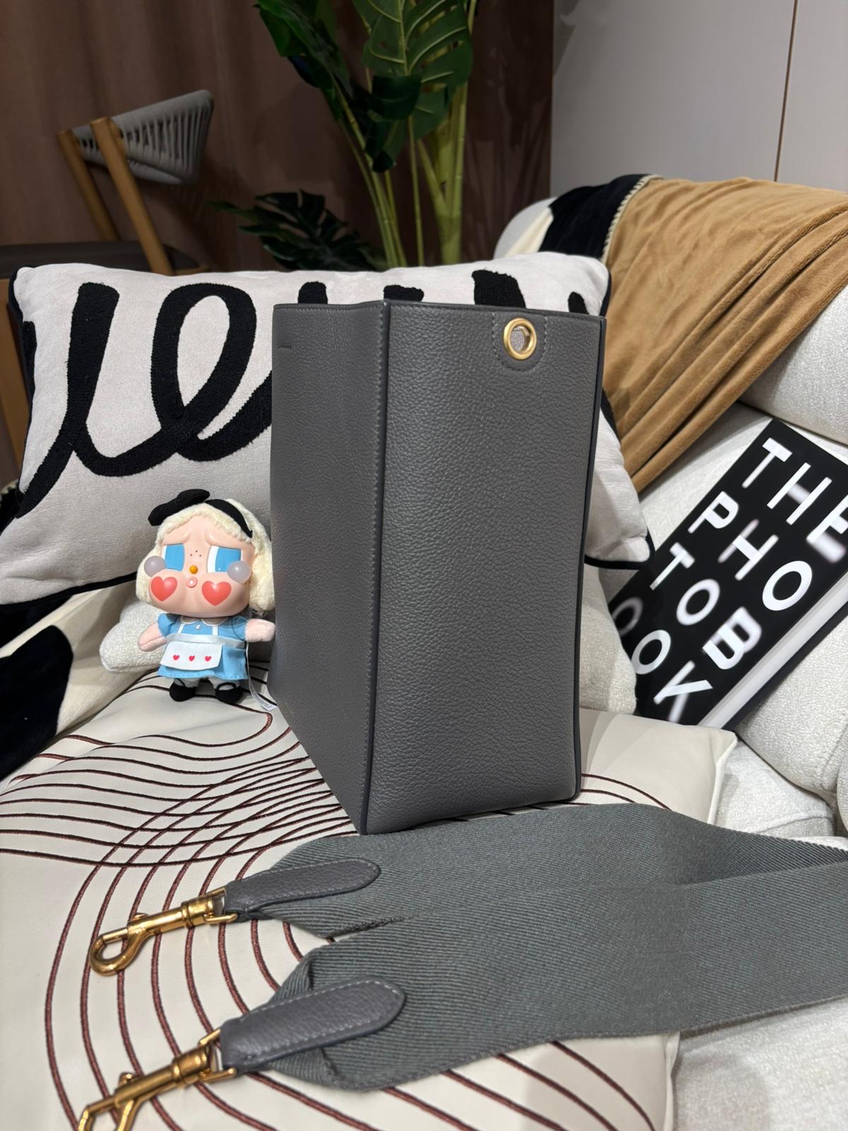 Celine sangle small 灰色牛皮水桶袋 new logo 100%Authentic,99%new ✅Tap✅dust bag 