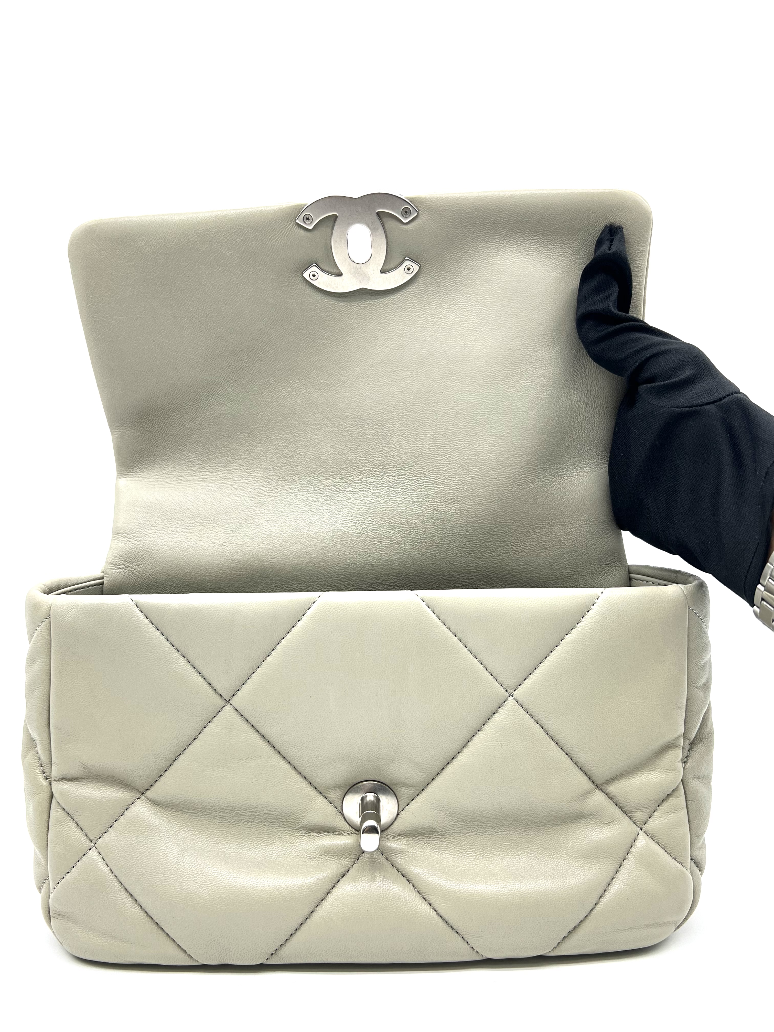 Pre-Owned CHANEL Flap Bag / Product Code: 26051111