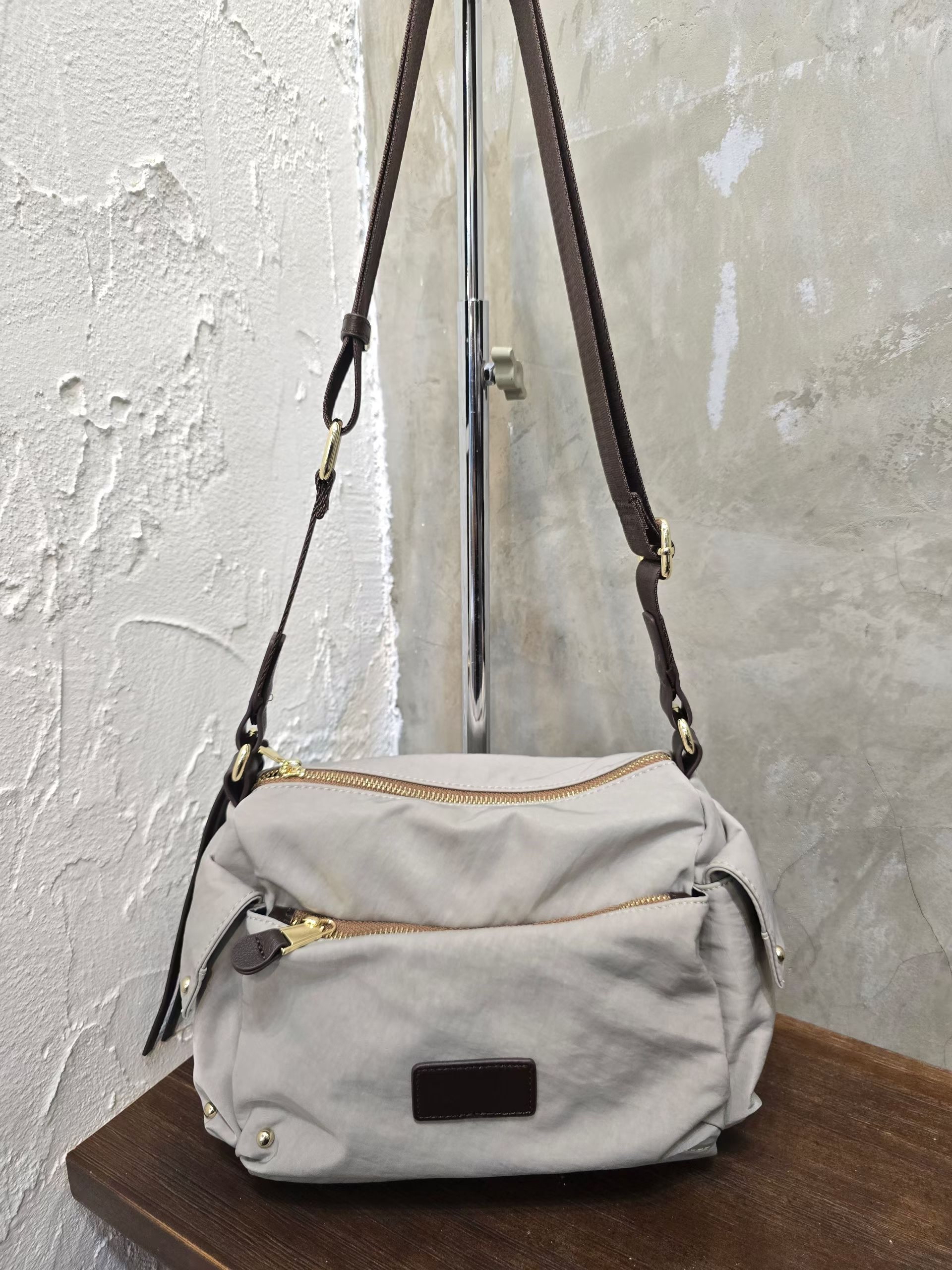 跣水料拼皮實用手袋