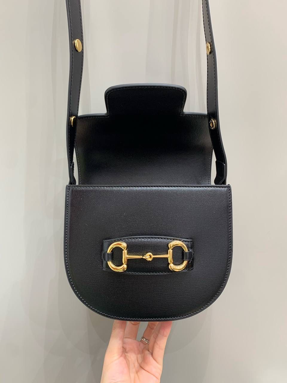 新背景实拍正品级 。Gucc1 horsebit半圆迷你全皮黑 （纯铜五金原厂皮） 这个小可爱是真的可爱，小小乖巧的一个 经典的设计加上配色，不管你是潮流的运动女孩👧 还是睿智的职场精英，又或者是优雅的气质女性 这款都是你完美生活中的一款适合的穿搭单品 经典百搭 实用而又不失个性时尚 1955系列寓意马到成功 来掌握自己的人生方向吧！ 型号760191；尺寸17/18.5/7.5cm