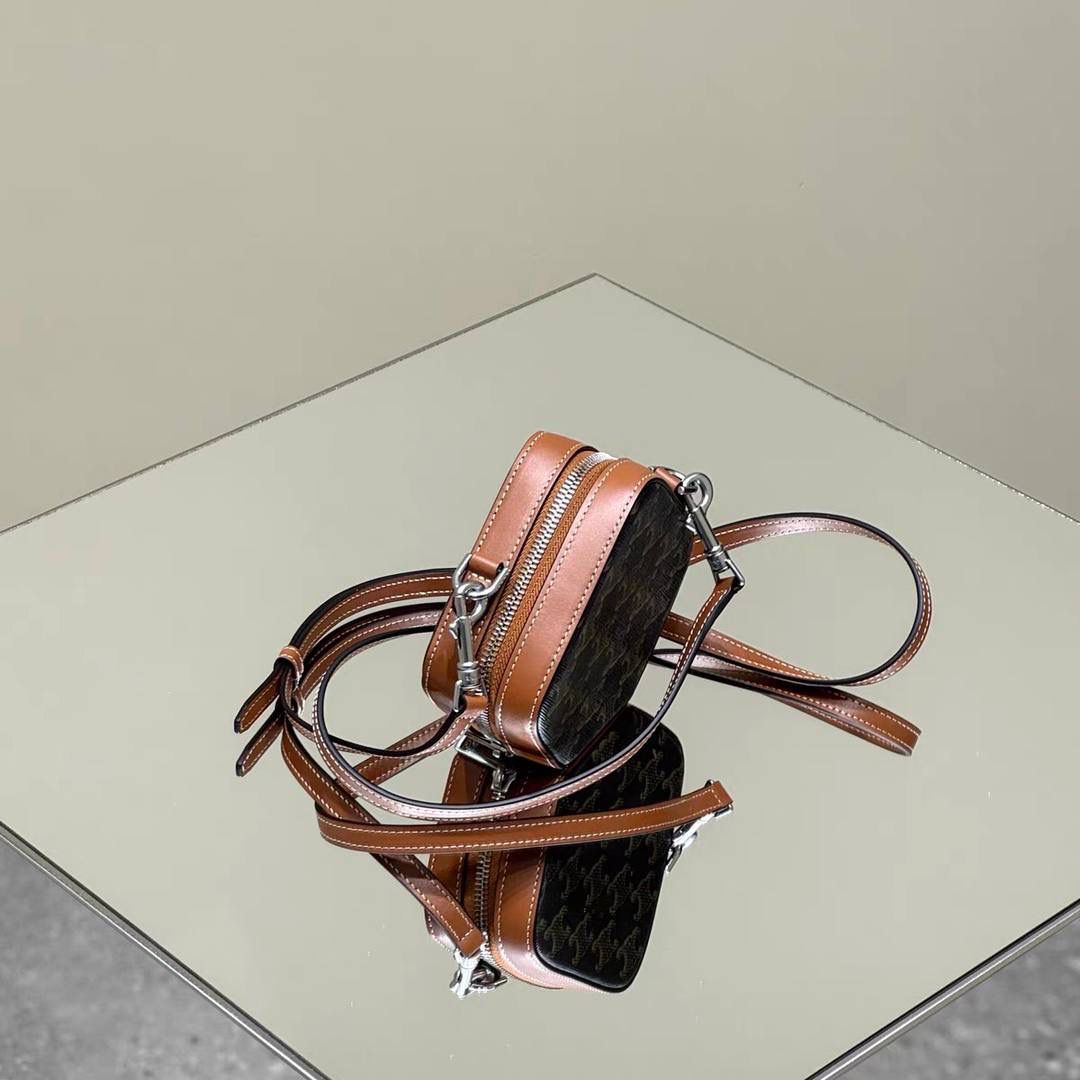 🔥大货实拍图 𝗖𝗘𝗟𝗜𝗡𝗘 ♥️ 𝗖𝗨𝗕𝗘 𝗕𝗢𝗫立体方包 型号：111682 尺寸：14*5*12.5cm 新品上线啦👏立体盒子包/化妆包~皮带子手拎设计➕圆筒包身，翻盖带镜子，可随时补妆。精致又不失实用性！凹造型拍照，或者当晚宴包，简直美呆🥳