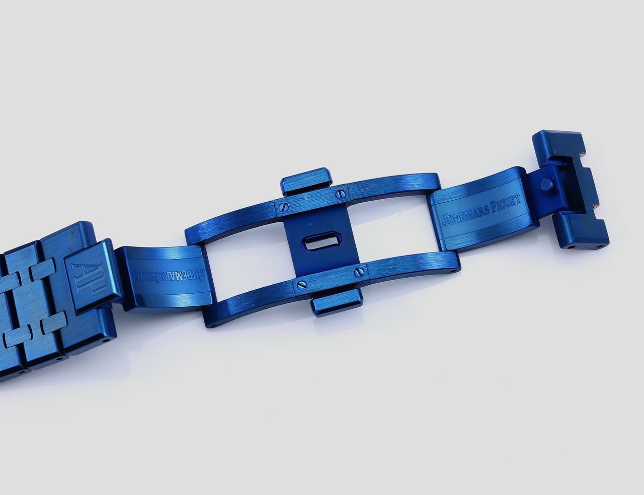 🚀爱彼 皇家橡树系列 ，复杂功能万年历腕表。型号：26574ST.OO.1220ST.01 业内唯一实现原版功能。💯 贵族钟表 爱彼皇家橡树系列万年历腕表，高贵优雅的蓝盘配上冷艳精钢表壳，完美体现爱彼美学设计及复杂功能的极高技术。 表壳采用316L精钢，直径41毫米. 厚度11.4mm。蓝色表盘镌刻“Grande Tapisserie”大格纹装饰，蓝色表盘，立体时标、刻面指针覆盖夜光涂层。三个显示日历功能的副表盘以及月相显示盘对称分布于表盘之上，井然有序地显示出小时、分钟、星期、日期、周历、月份、月相和闰年信息。真正唯一对版。蓝宝石防眩光处理让整体手表更加通透明亮。 搭载9015一比一改装定制还原Calibre 5134自动上链机芯。堪称毕业的产品。 这枚腕表的编号是Ref. 26574ST.OO.1220ST.01