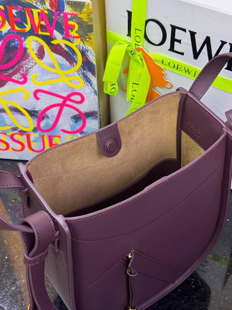 🎈新款吊床𝗛𝗮𝗺𝗺𝗼𝗰𝗸 𝗦𝗹𝗶𝗰𝗲 ——【酒红色到货‼️】 尺寸：𝟮𝟭-𝟮𝟱-𝟭𝟬𝗰𝗺 编码：652407 吊床𝗛𝗮𝗺𝗺𝗼𝗰𝗸家族迎来新成员—𝗛𝗮𝗺𝗺𝗼𝗰𝗸 𝗦𝗹𝗶𝗰𝗲，新作采用细腻柔软的亮面小牛皮制作而成，重新以纤巧比例焕新演变成新造型。搭配可拆卸可调节长肩带，灵活实现多功能背法及百变风格。