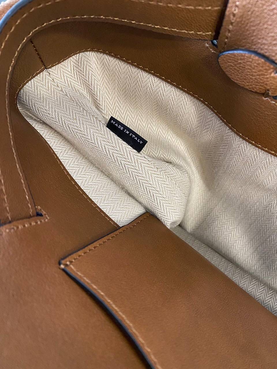 🈶焦糖色， 𝗠𝗶𝘂𝗠𝗶𝘂 手提包 这只Aventure我要夸爆它！ 绝对是公文包中的颜值天花板 这款有多难买不用多说，绝对的断货王 酷酷的慵懒感洋气且时髦 还有一丢vintage感，超有调 上班通勤，日常出街都超出片 很有年轻人的活力！ 31×40×13cm #F0023m