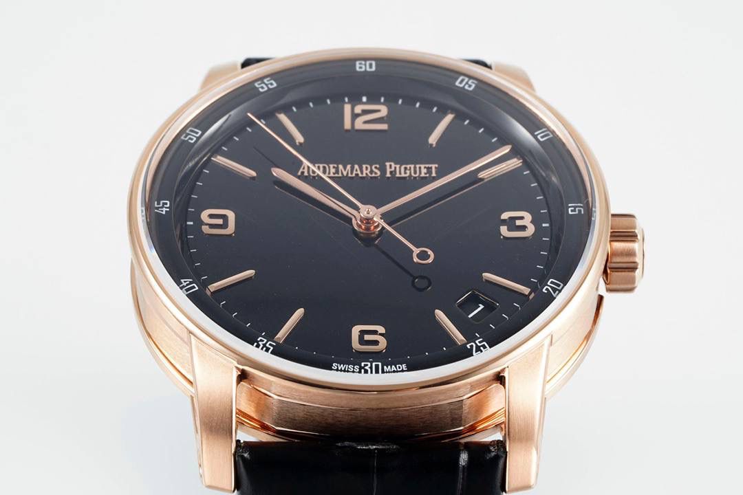 🚀新品CODE15210 系列 爱彼CODE 11.59系列蓝盘大三针自动上弦腕表，表壳直径为41毫米，这一尺寸的设定使得这枚腕表同时适合男士与女士佩戴。与此同时，表壳八角形与圆形融合的设计也让这一系列从一般的圆形表壳腕表中脱颖而出。 根据原版设计，圆形表壳内嵌入八边形中间件，镂空表耳顶部通过焊接固定于超薄表圈上，表耳底部巧妙地与表背构成完美衔接。表圈、表耳和表壳均经过缎面拉丝、斜面倒角与抛光处理。表壳厚度为10.7毫米，可以轻松的塞进衬衣的袖口中。💯🔥