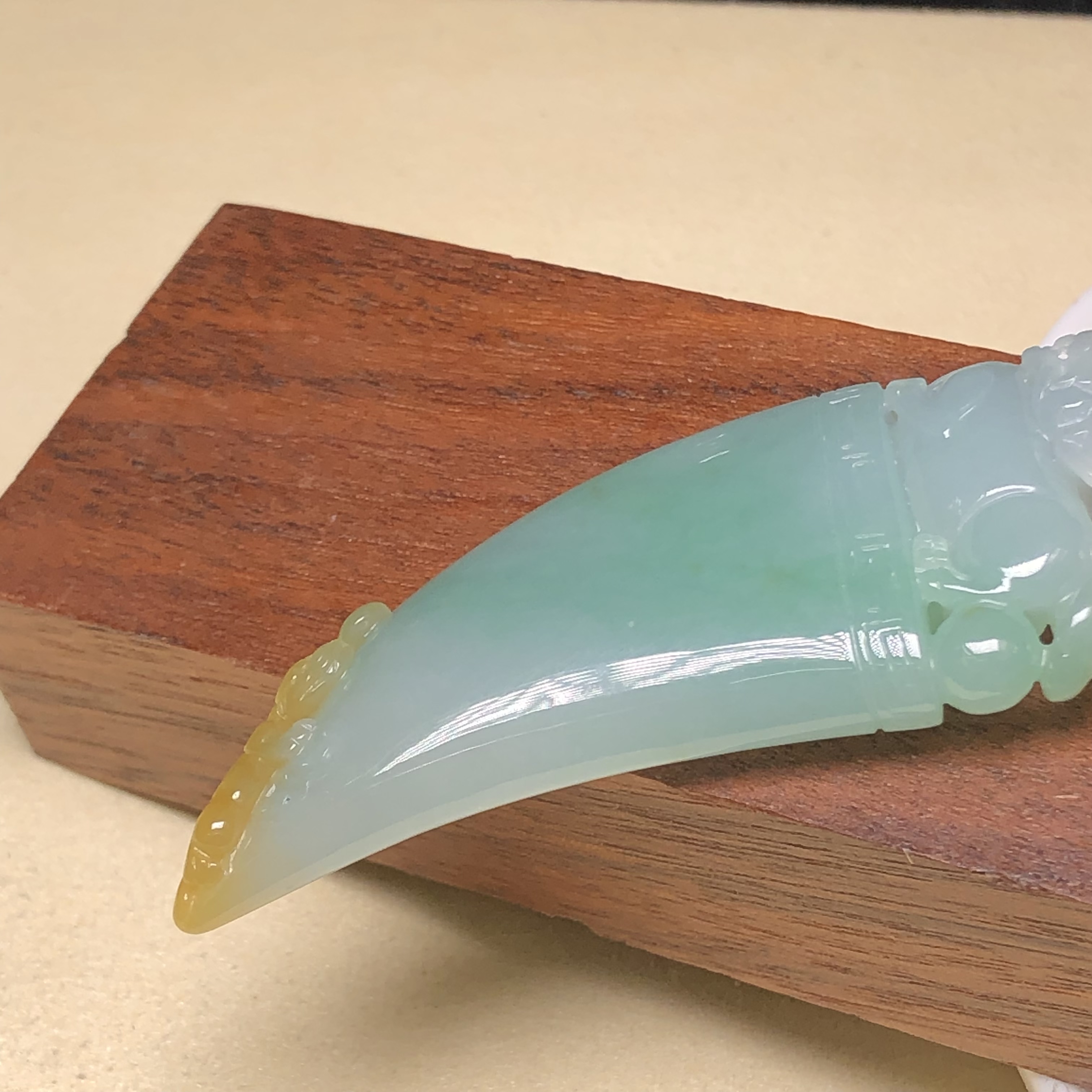 YK00295 翠色帶翡龍牙吊墜