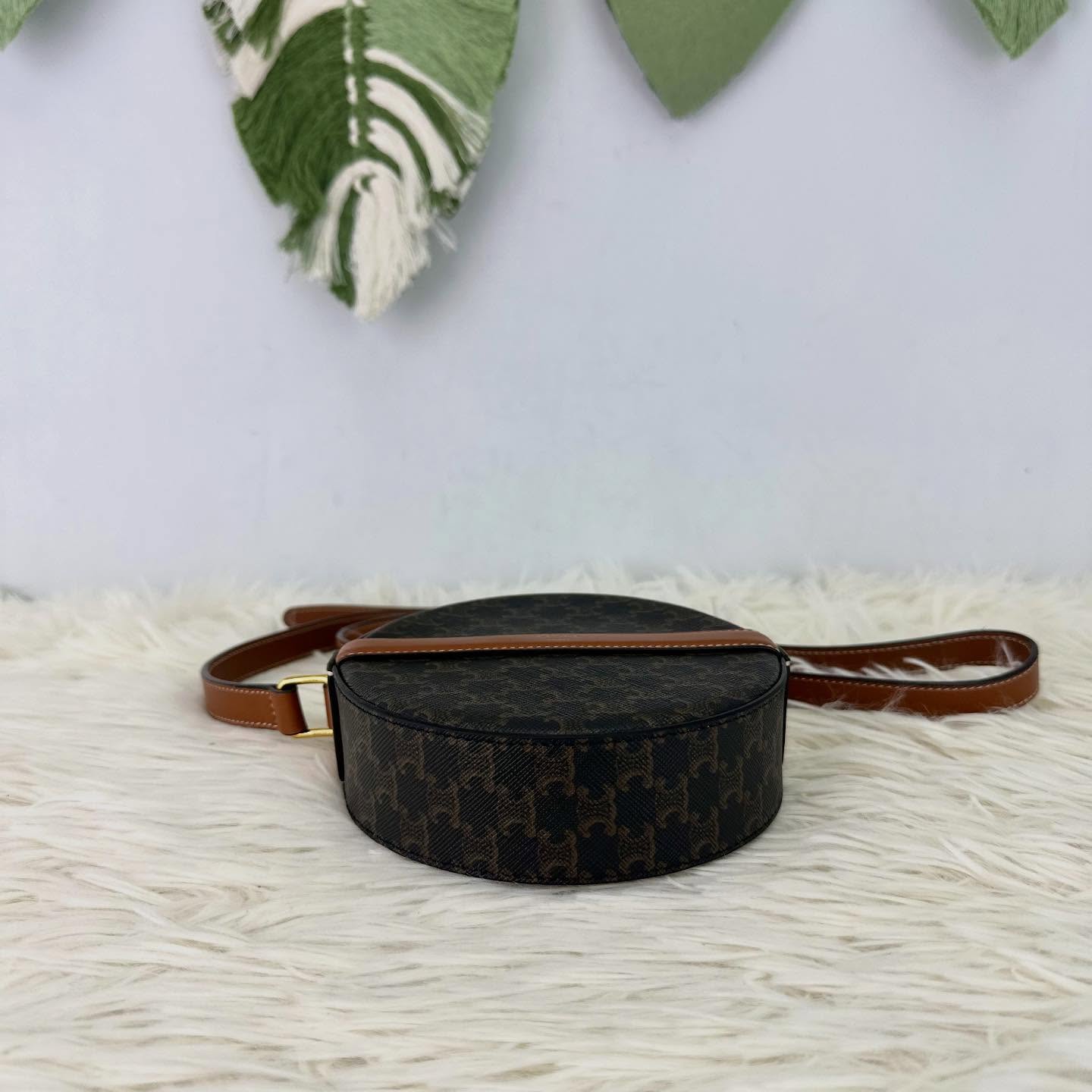 CELINE 🤍PRE OWNED Triomphe 凱旋門印花圓餅包 單肩斜肩包🤎