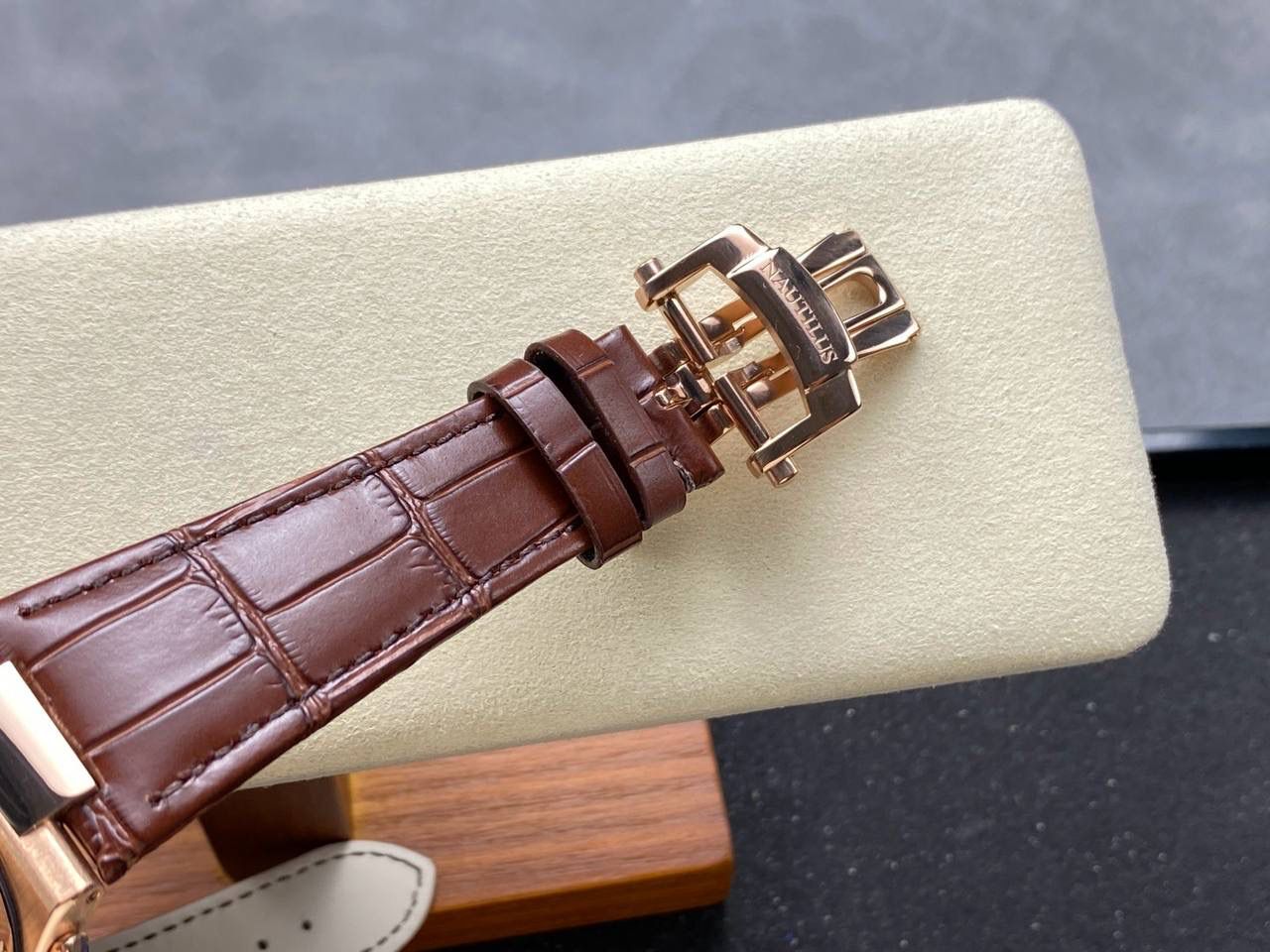 V2版真功能🌐真小秒！3K工厂 百达翡丽鹦鹉螺5980/1A-014多功能计时腕表V2版本，真小秒、真功能！【表壳】腕表尺寸40.5毫米，同正品一致的枕型表壳采用正面拉丝，侧面抛光的两种工艺组合，层次感分明，质感十足。尽显精湛工艺。【表带】采用原装表带一比一量身打造，每节表带的中央抛光部位，都能呈现钻石的形状，尽显高级质感。【机芯】3K厂采用定制版PP.CH28-520机芯，完美还原正品，时分秒，日期，和计时大秒功能。3K匠心之作，欢迎各位表友品鉴🌐