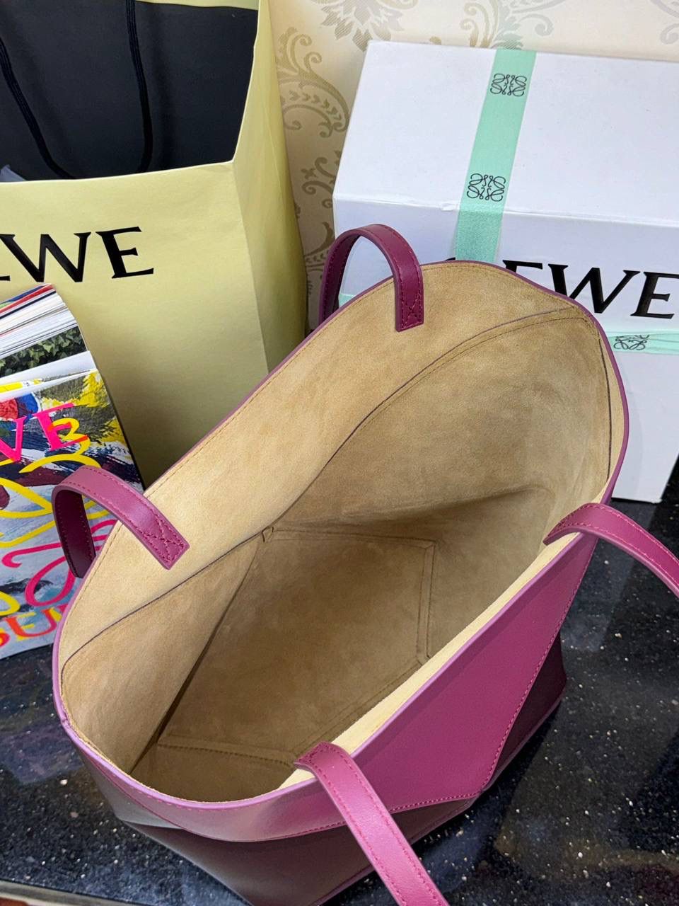 *中号𝐏𝐮𝐳𝐳𝐥𝐞 𝐅𝐨𝐥𝐝折叠手袋👜*（深红拼色） ——全新【𝗡𝗘𝗪】升级‼️ 延续经典𝙋𝙪𝙯𝙯𝙡𝙚的标志性几何裁剪设计，新晋顶流🅰️𝙋𝙪𝙯𝙯𝙡𝙚 𝙁𝙤𝙡𝙚 𝙏𝙤𝙩𝙚以折纸包为灵感，升级成🉑完全折叠‼️的结构，立体与平面任意切换，出差旅行🧳必备单品。小牛皮材质轻且柔软，𝐌𝐢𝐧𝐢尺寸搭配一条可拆卸式肩带，手提，肩背，斜挎多样化背法✨ 尺寸：𝟐𝟓.𝟓-𝟏𝟒.𝟓-𝟑𝟏.𝟓𝐜𝐦 款号：052316