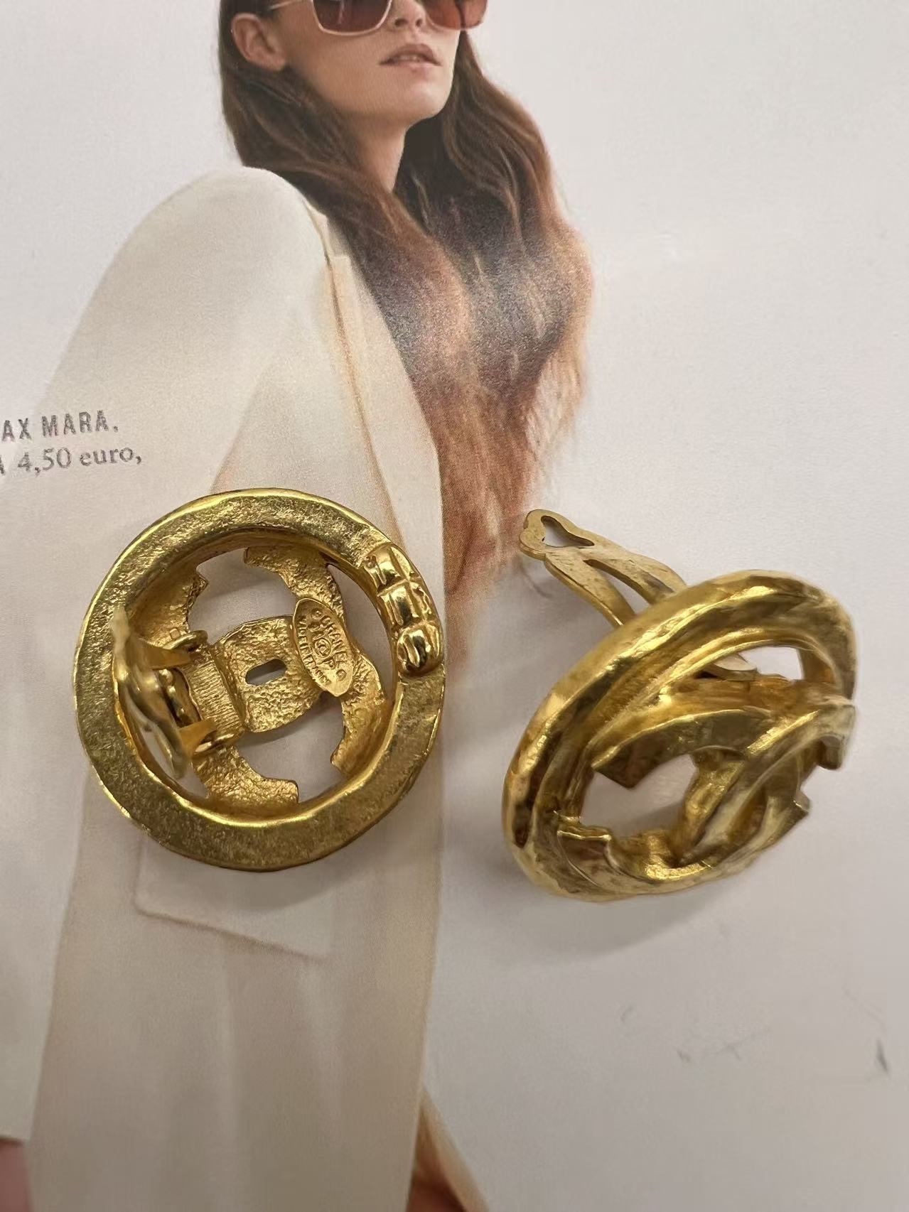 Chanel 簡約Logo金色耳飾