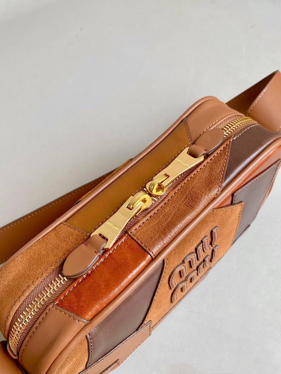 🈶拼接色 𝗠𝗶𝘂𝗠𝗶𝘂相机包，大爆款 这只大火啊！超有腔调的一款 简约精致的设计真的好耐看 不同色系拼接有点流浪感又透着高级 色彩搭配温暖而富有层次 把美拉德复古风拿捏的很到位 整体造型非常慵懒有个性，保证了舒适性和实用性的同时还兼顾了美观性 时尚，非它莫属了！ 24×11.5×7cm #F0015m