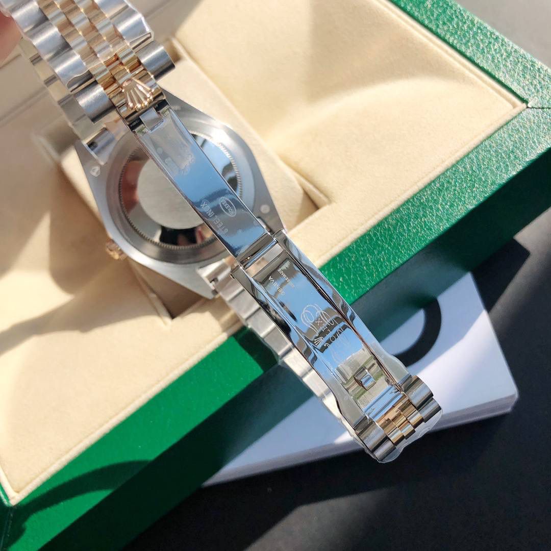 ROLEX- 劳力士日志型！男款41mm完美尺寸。女款36mm尺寸。真正的18K包真金，持GTC中国权威认证证书，百分百真金可验可查询！ 表壳采用劳力士特有的黄金钢（904L不锈钢和18K黄金的组合）材质。表冠采用三扣锁上链表冠，三扣锁上链表冠可以说是劳力士专为潜航者型研发的三重防水系统。三扣锁装置由10组不同零件组成，配置完成后仅需旋紧，即可让蚝式表壳完全密闭，坚固防护可媲美潜艇舱门。