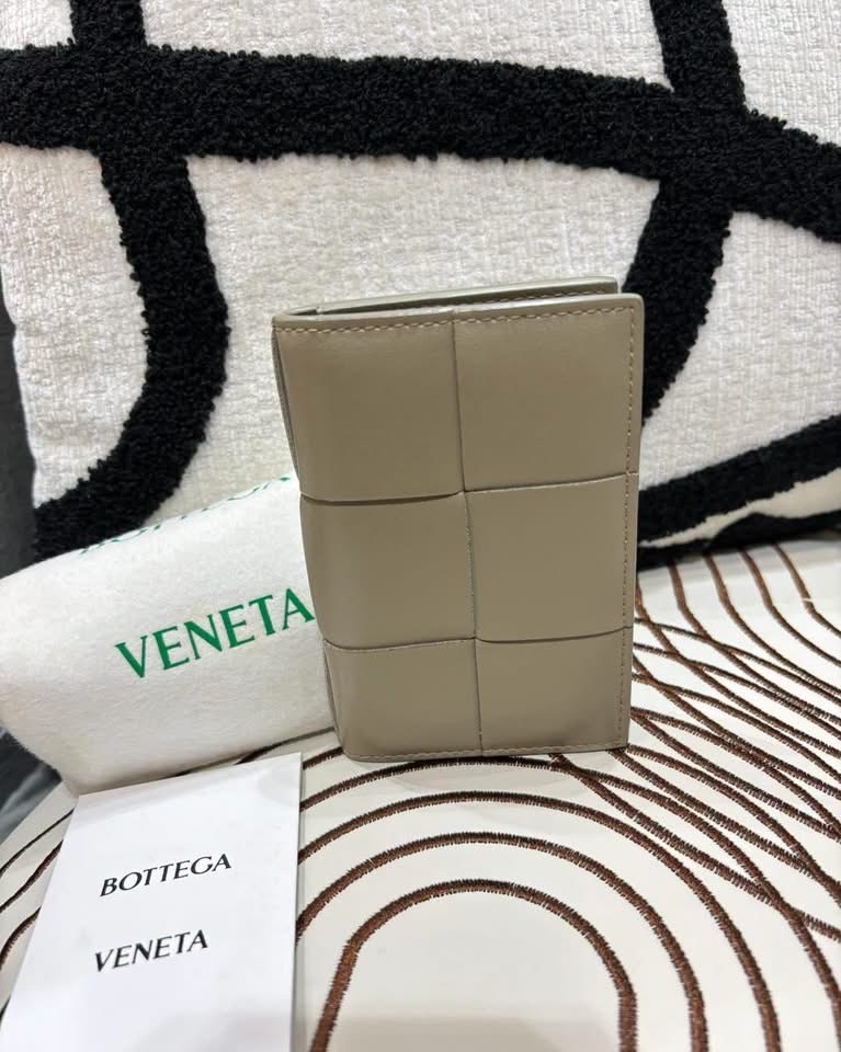 Bottega Veneta Cassette Card Holder  100%Authentic, 98%new✅dust bag 