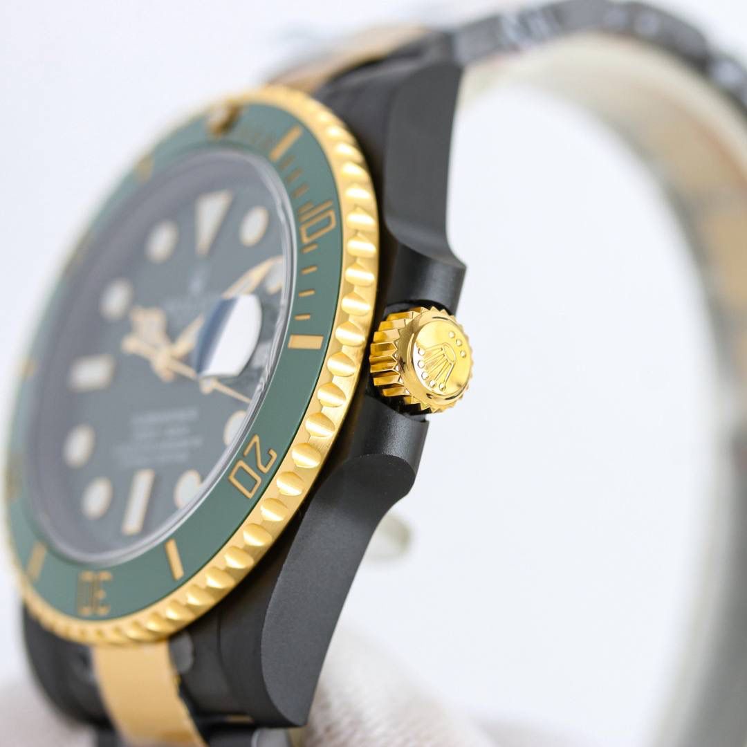 第四代 BLAKEN 款水鬼 · 间金黑 🎮 BLAKEN 高级改装水鬼系列，将劳力士经典潜航者与暗黑美学融合，风格冷峻独特。 表壳采用 DLC 黑化间金工艺，质感深邃且耐磨耐用；Blacken 团队 1:1 复刻表盘，细节高度还原。 搭载 一体 3235 自动机芯，走时稳定精准。 40mm 表径、11mm 厚度，佩戴舒适，比例协调。