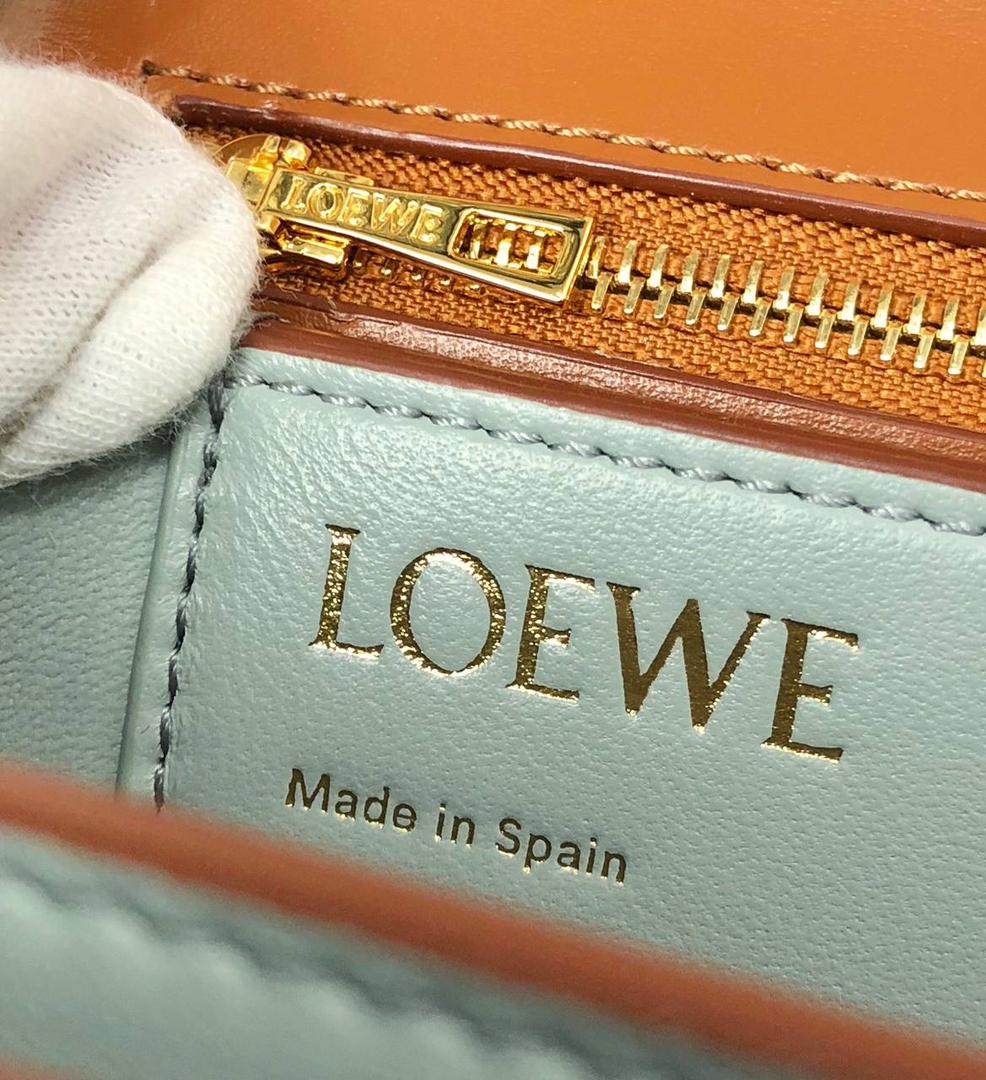 中号『 L0E💟WE GOYA 』 ⭐ 泫雅.周也.曾黎.虞书欣.宋茜.宋妍霏…众多明星同款哟～😘 ⭐能装，好搭，又不怕造 光滑丝绸牛皮革除了显高级外，上手如婴儿般肌肤娇嫩平滑，让你非常想保护她，呵护她呢～内饰细腻napa羊皮三隔层，贴心设计了暗扣和背面小侧袋，收纳方便➕安全感满分💯 ⭐灰常匹配当下的极简风，难得是拥有一大票靓丽颜色，无论是优雅知性，还是我们活泼开朗的小仙女们，都可以闭眼入啦！想凹造型？想上班通勤？怎么用怎么挑，都不会错^_^ 一句话，若🈶️此包，前者皆可抛！ 就算吃土也要买下呀呀呀～～ 中号尺寸：23-15-6.5CM 型号：012121棕色