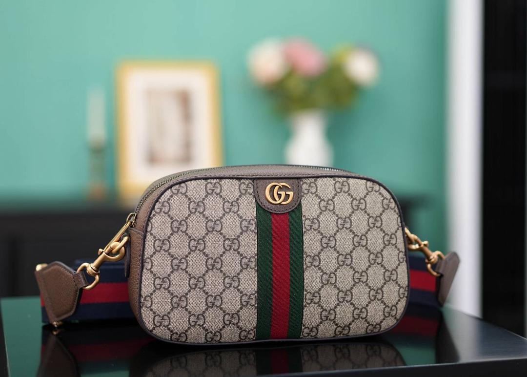 🥯Ophidia系列GG小号肩背包 棕色24cm （原厂皮 全铜五金） 正品售价¥11.000 新款相机包，宽肩带随性帅气， 红蓝织带的搭配，让整个包身的复古感更强烈 容量超级大，背起来没什么负重感，巨实用 百搭四季通用！非常日常好背的一款包 官方款号 752591 尺寸：24x15x7cm